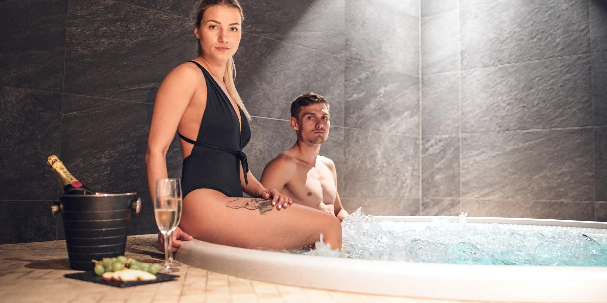 Odpočinek v privátním wellness pro pár: vstup na 120 minut, vířivka, sauna