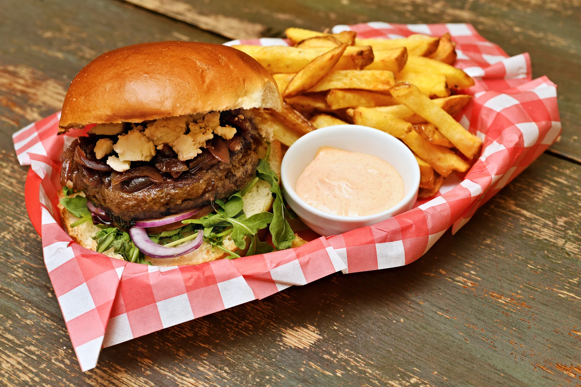 Burger dle výběru s přílohou: bourbon BBQ se slaninou i vege s jalapeños