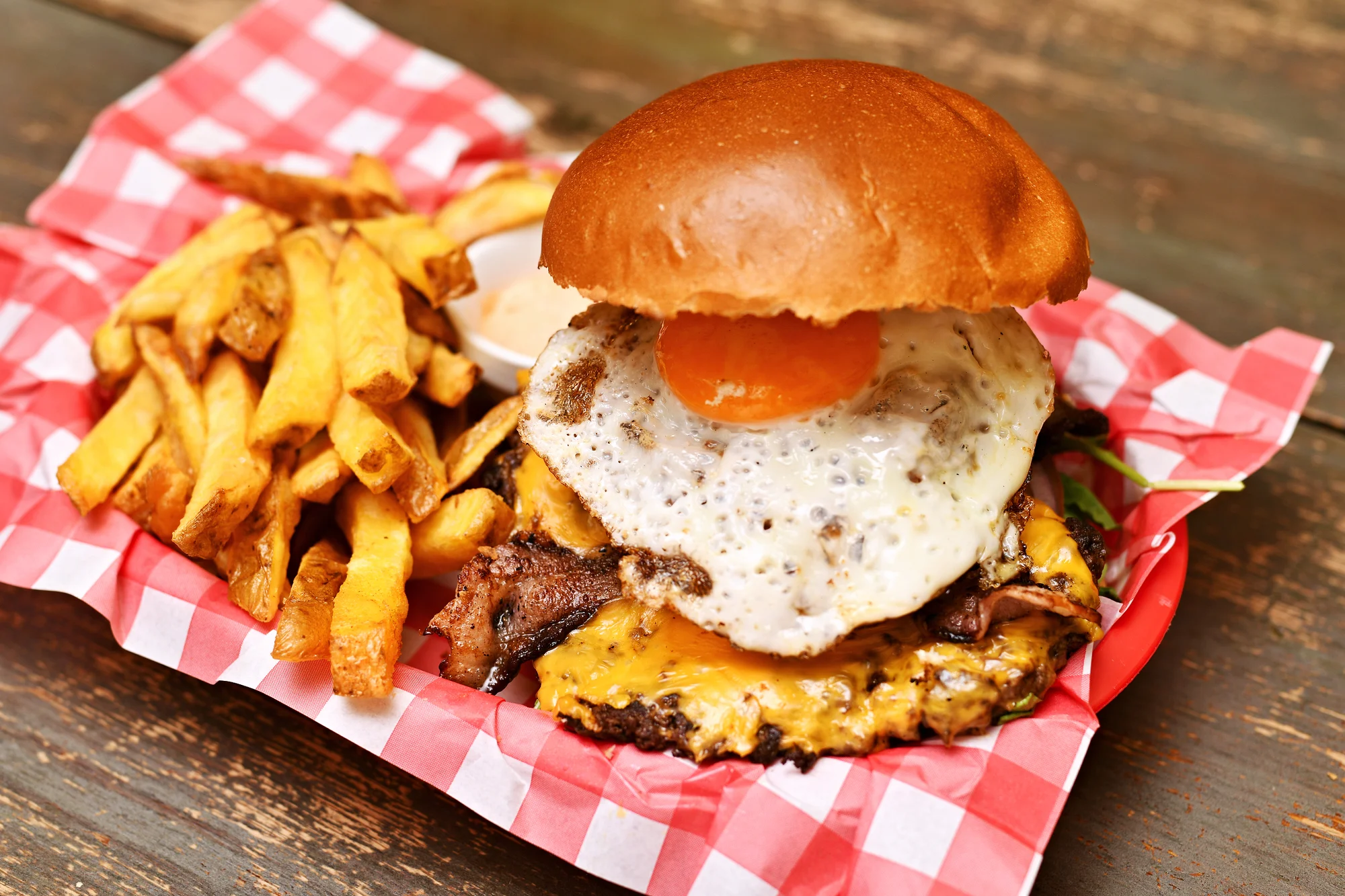 Burger dle výběru s přílohou: bourbon BBQ se slaninou i vege s jalapeños