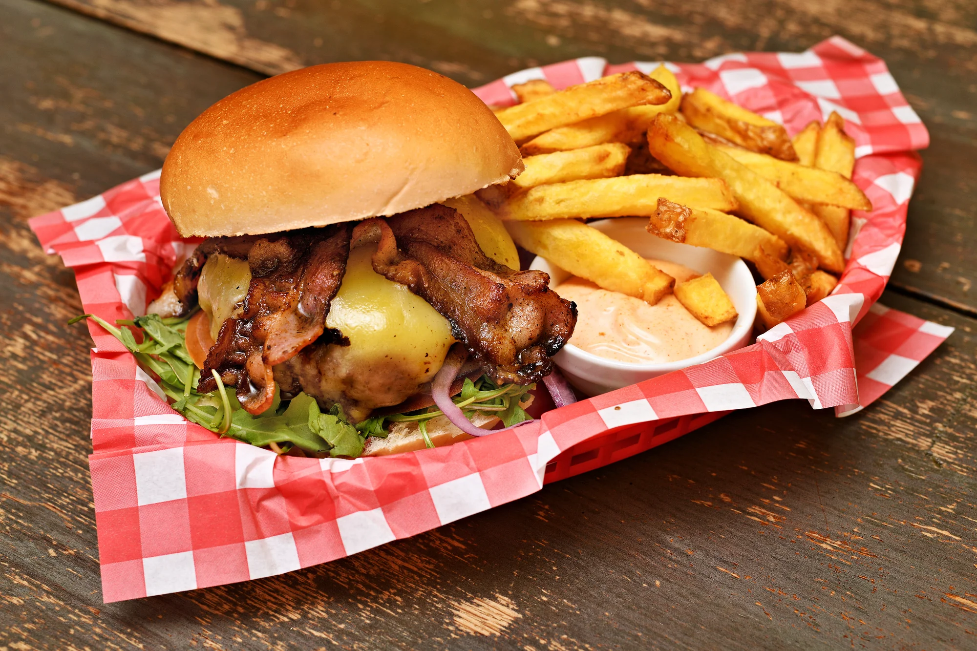Burger dle výběru s přílohou: bourbon BBQ se slaninou i vege s jalapeños