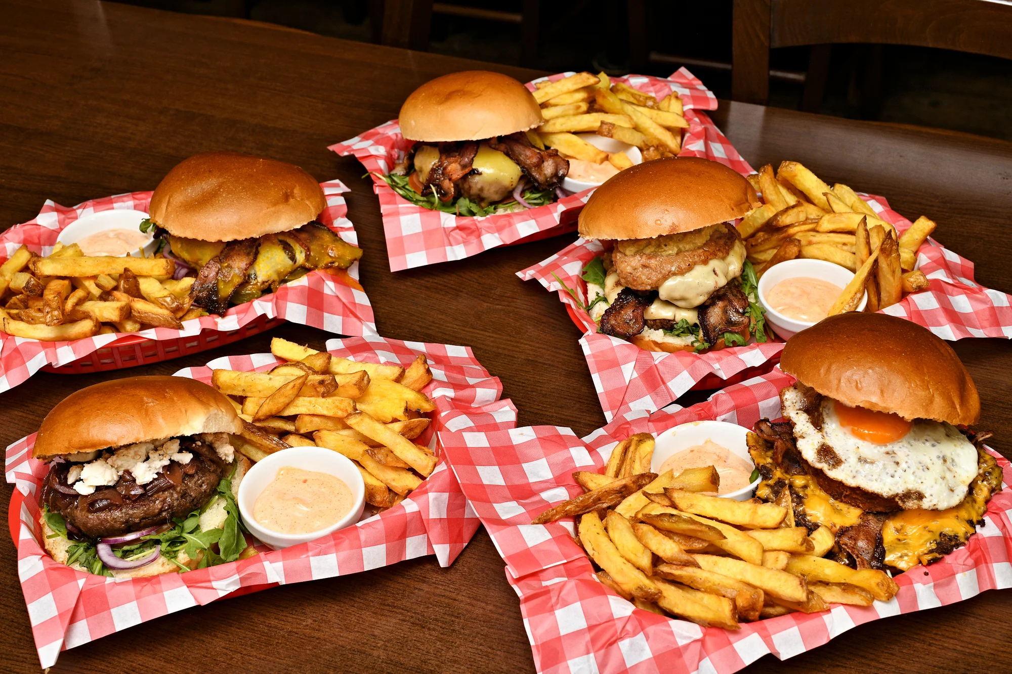 Burger dle výběru s přílohou: bourbon BBQ se slaninou i vege s jalapeños