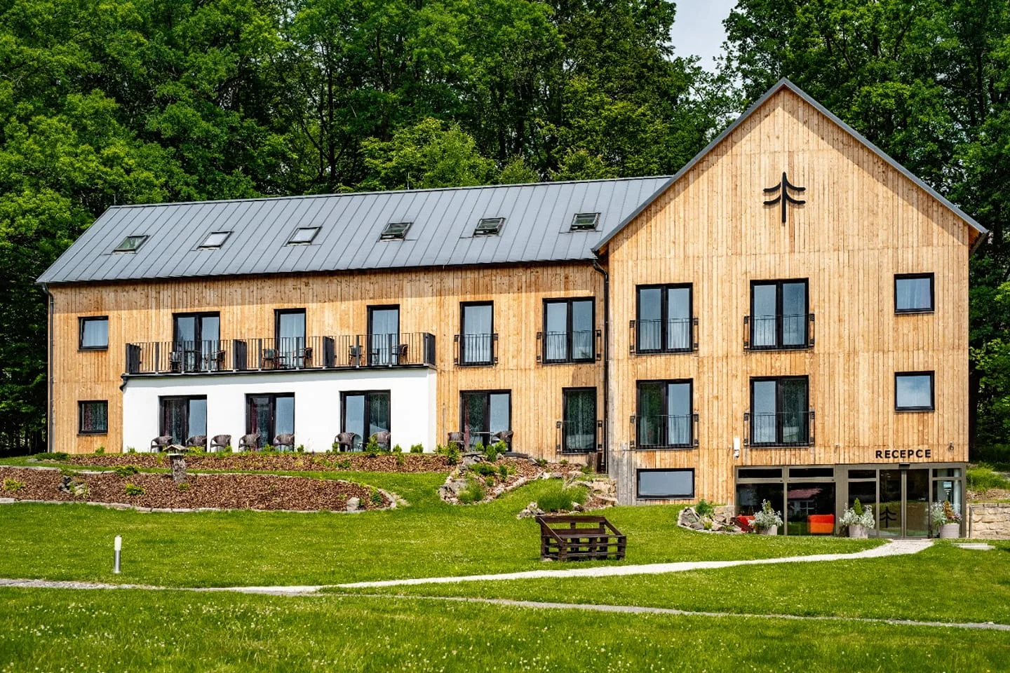 Pobyt v novém hotelu v Českém Švýcarsku: snídaně, případně i jedna večeře a koupací sud