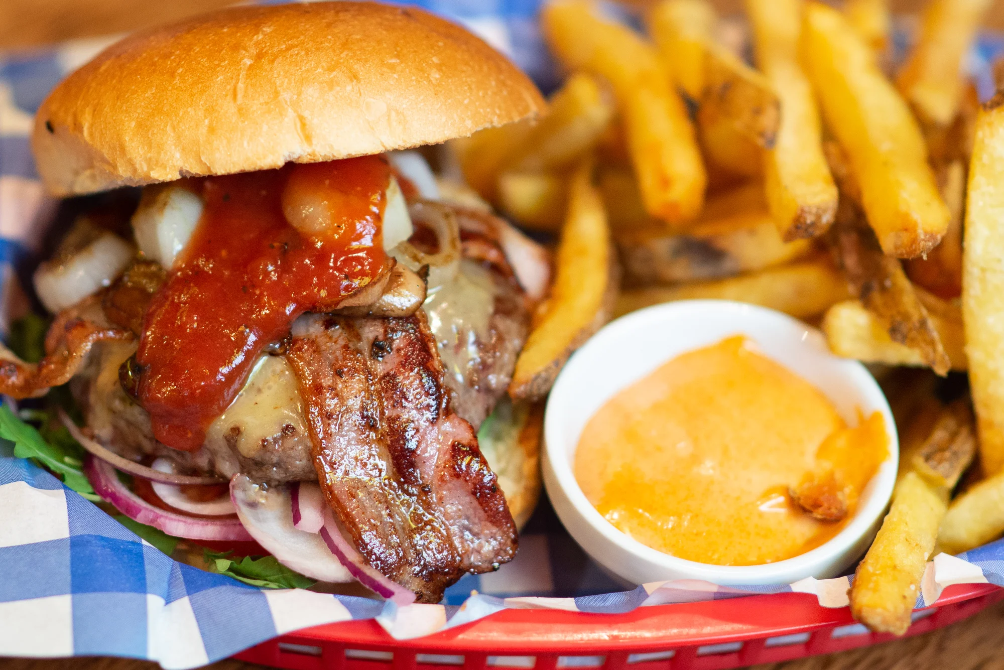Burger dle výběru s přílohou: bourbon BBQ se slaninou i vege s jalapeños