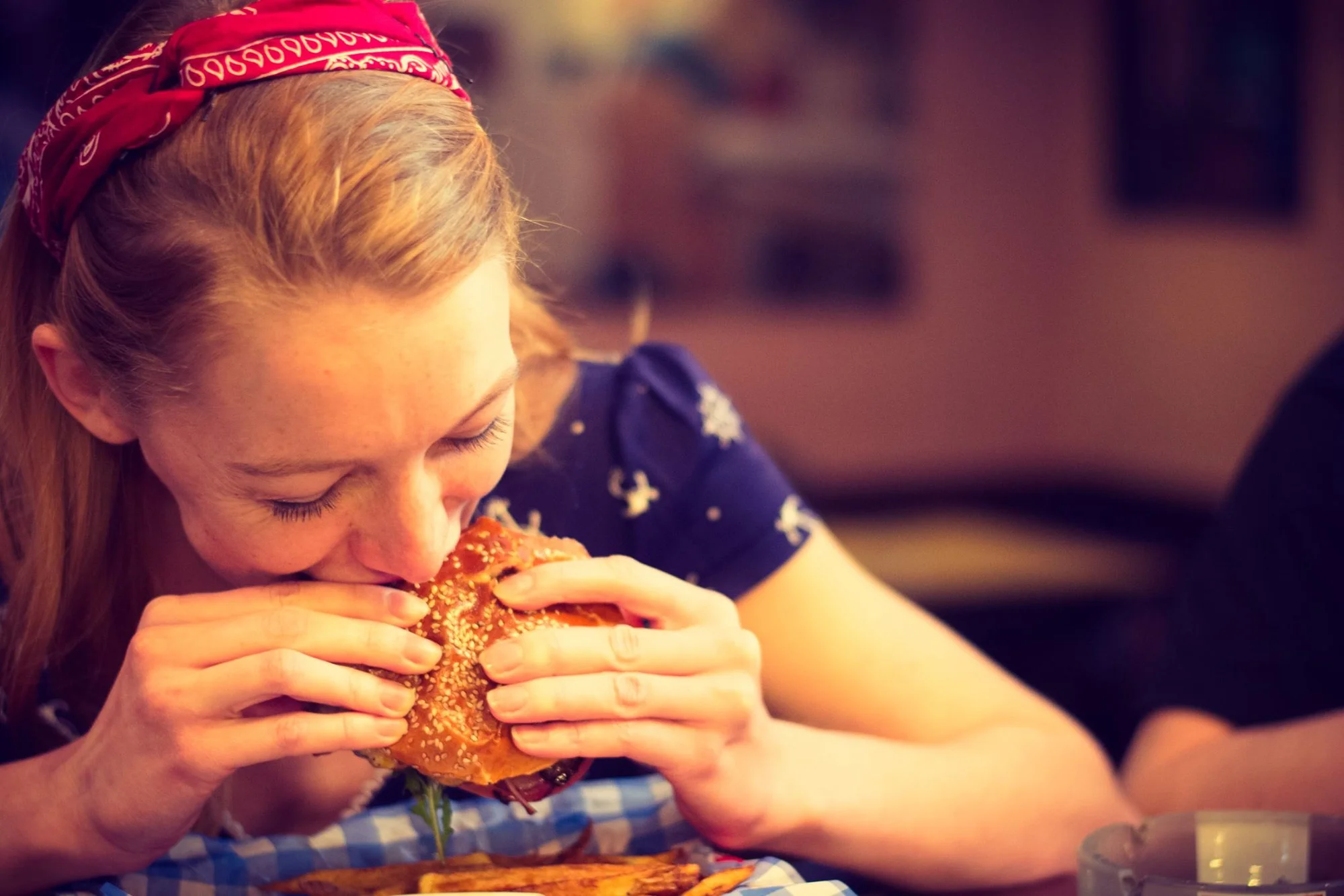 Burger dle výběru s přílohou: bourbon BBQ se slaninou i vege s jalapeños
