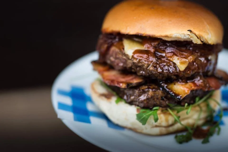 Burger dle výběru s přílohou: bourbon BBQ se slaninou i vege s jalapeños