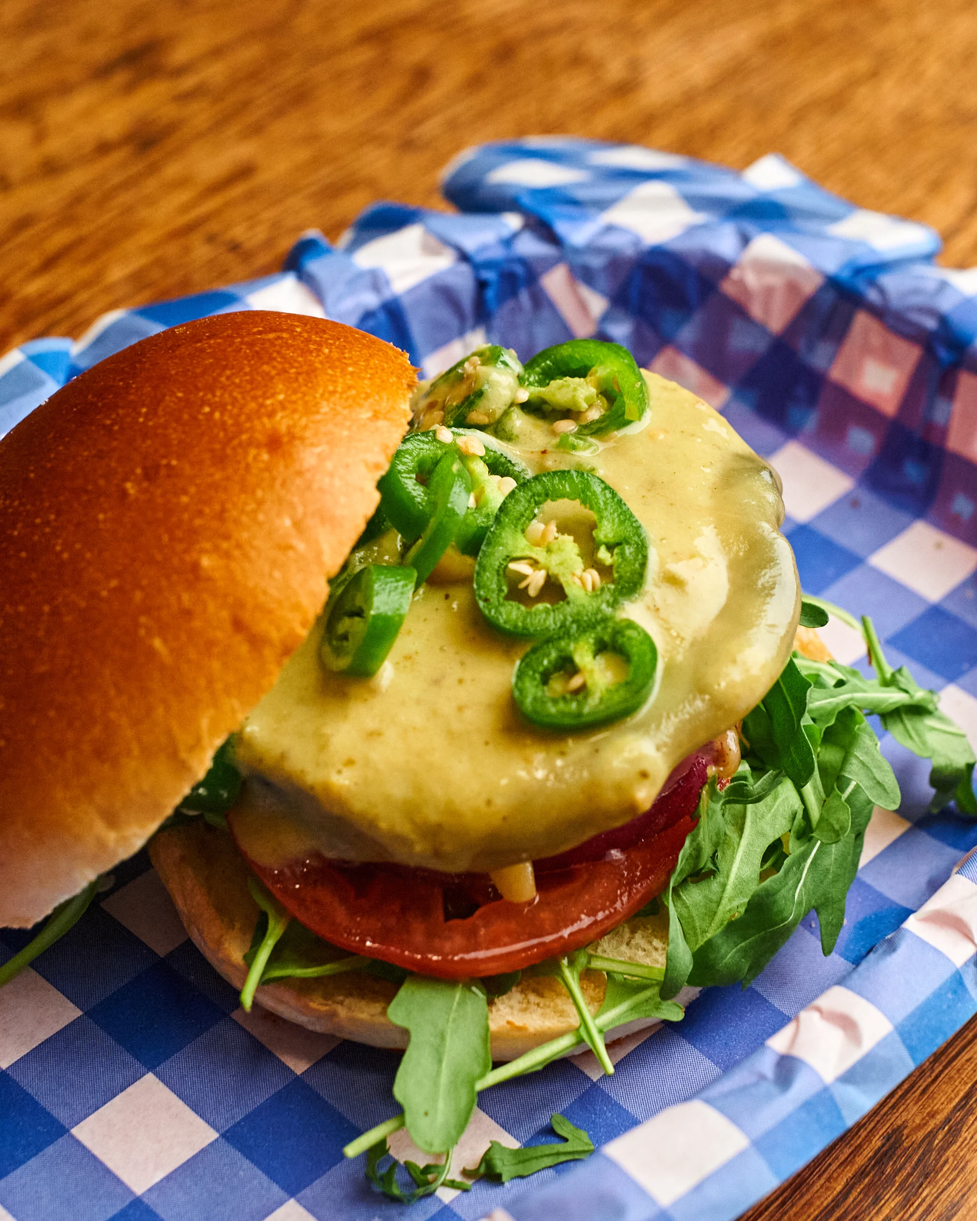 Burger dle výběru s přílohou: bourbon BBQ se slaninou i vege s jalapeños