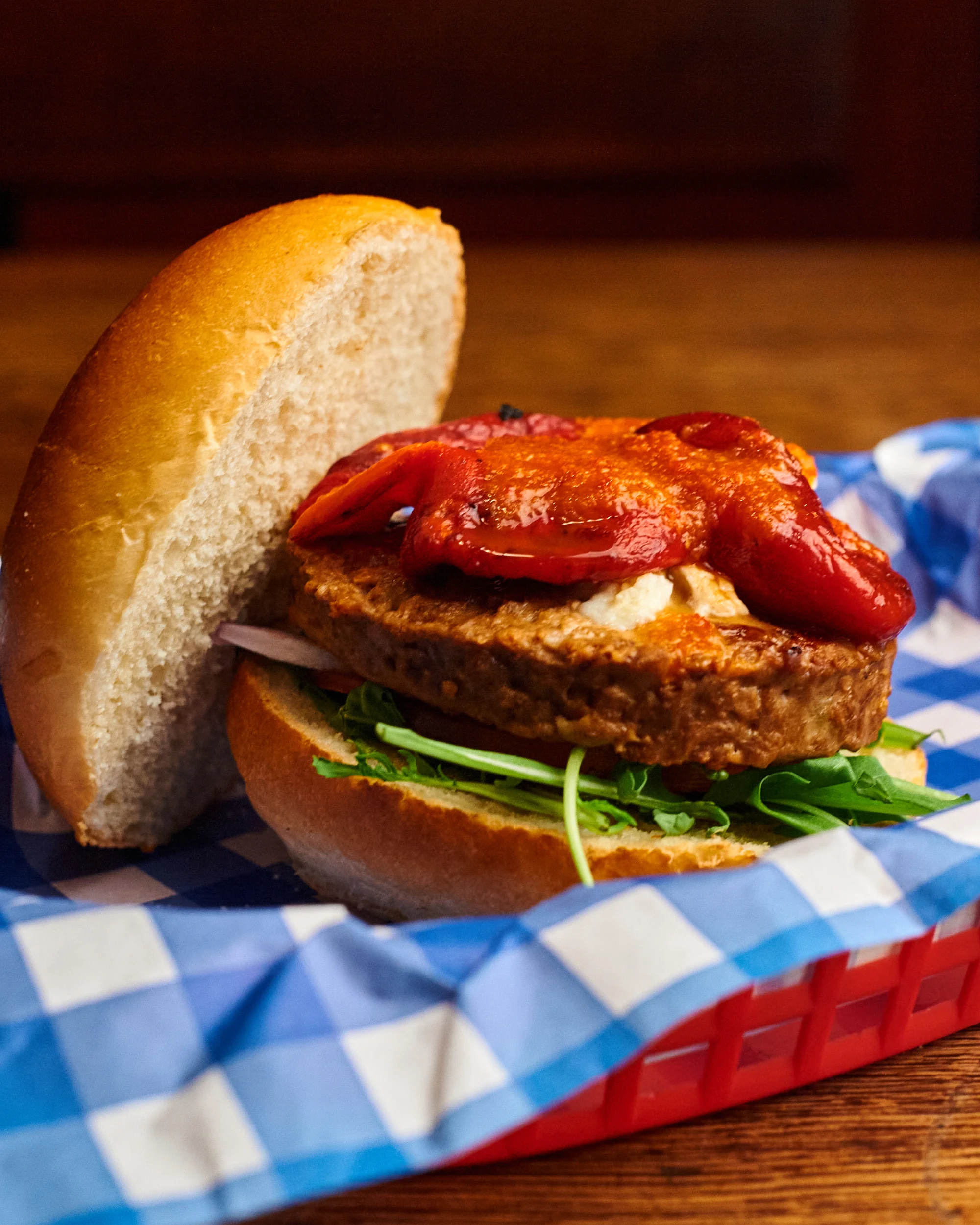 Burger dle výběru s přílohou: bourbon BBQ se slaninou i vege s jalapeños