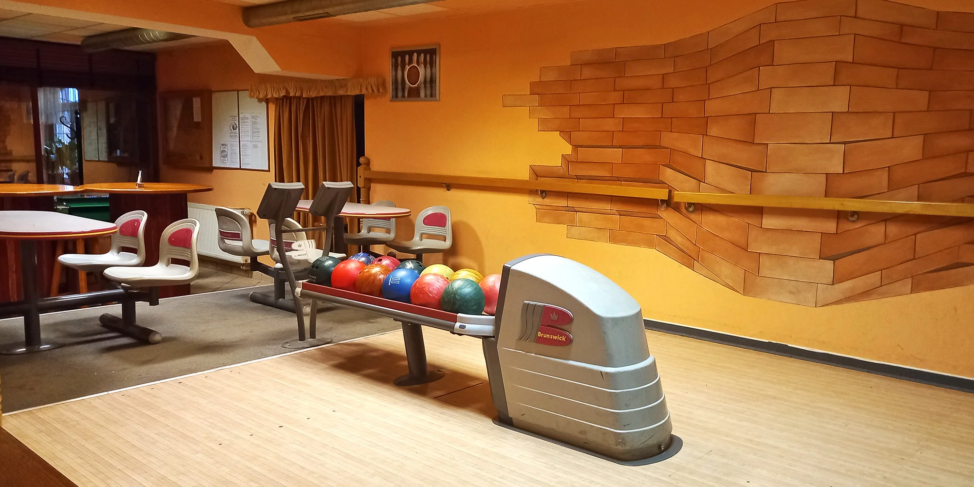 Zábava i bezva bašta: bowling až pro 8 osob, mini řízečky, žebra či pizza