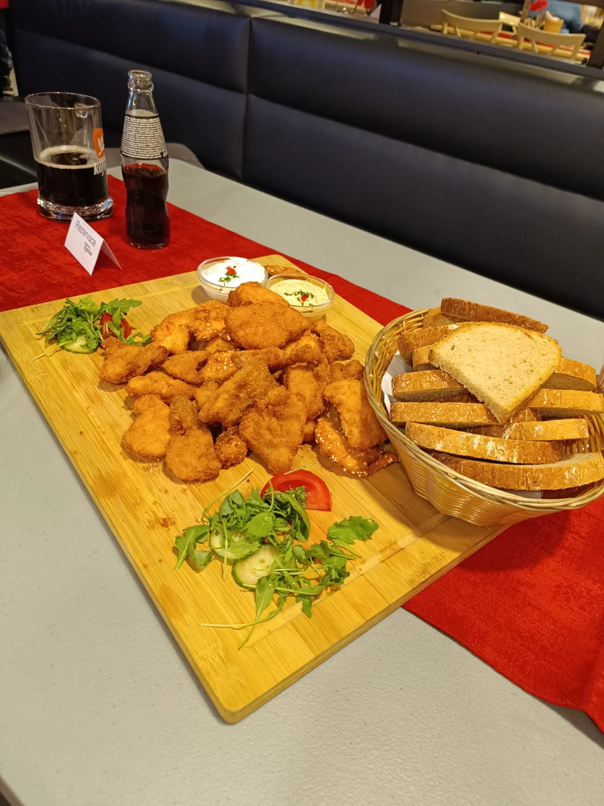 800 g vepřových a kuřecích řízků s dipem a chlebem i hodina bowlingu