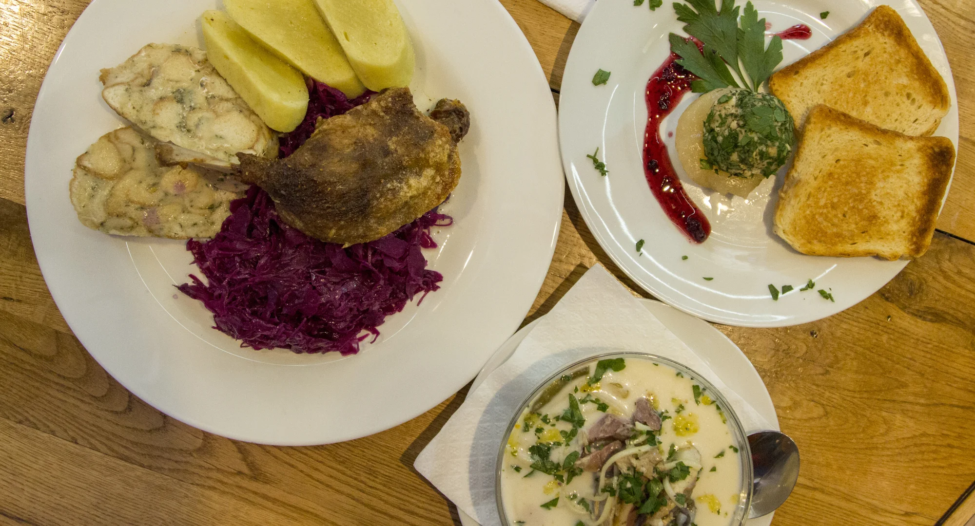 Svatomartinské menu: dozlatova pečené stehno, červené zelí, paštička, kaldoun i perník