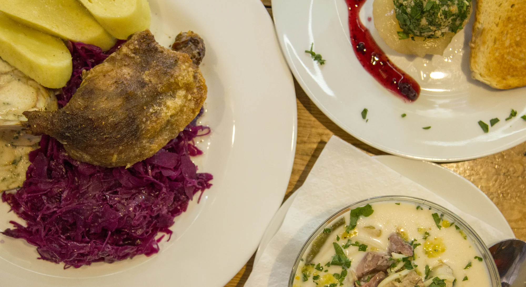 Svatomartinské menu: dozlatova pečené stehno, červené zelí, paštička, kaldoun i perník