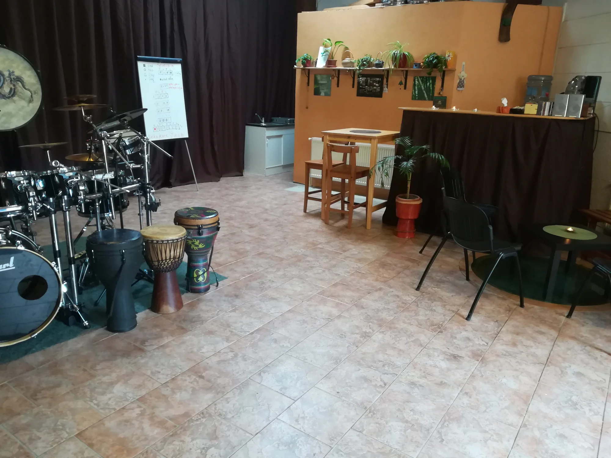 Lekce kreativního bubnování na africké bubny djembe i další nástroje: 2 nebo 4 lekce