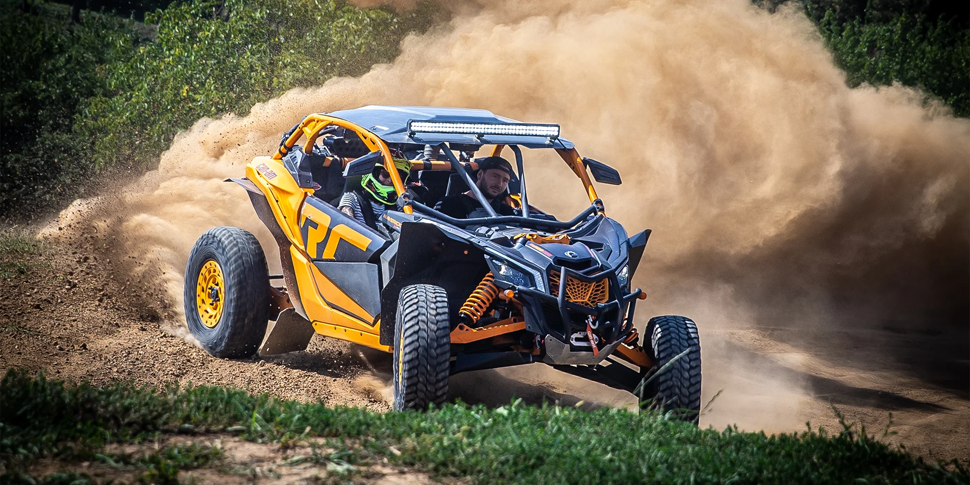 Jízda v dakarské buggy Can-Am Maverick na terénní trati: spolujezdec či řidič