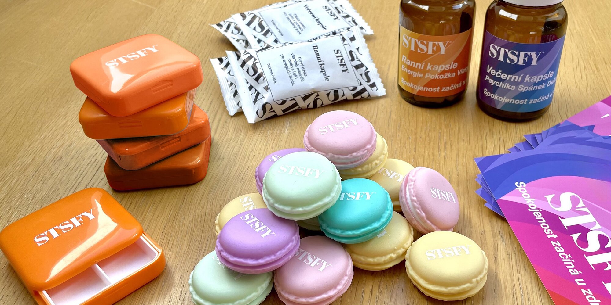 Vitamíny Satisfaj (STSFY) včetně pouzder ve tvaru makronek