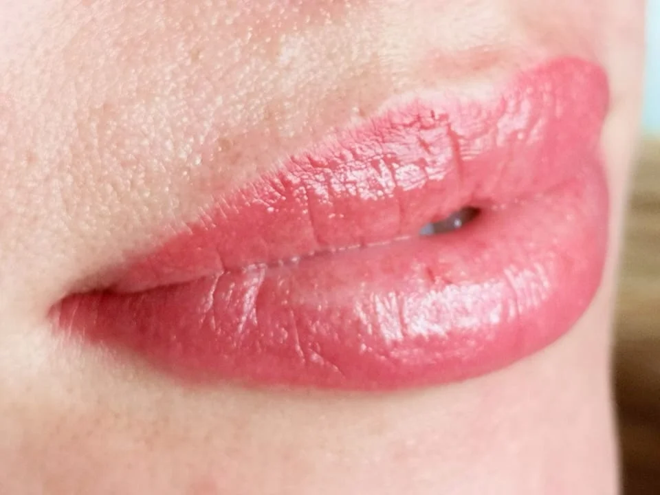 Permanentní make-up obočí metodou vláskování nebo pudrovou i stínování rtů