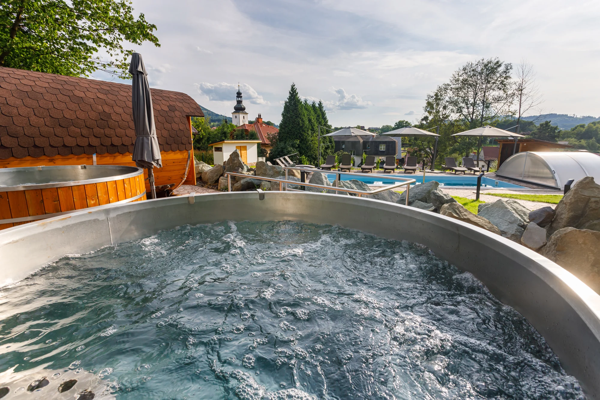 Ve všední dny za relaxací: 2 hodiny ve venkovním wellness i 3chodové menu pro 2 osoby
