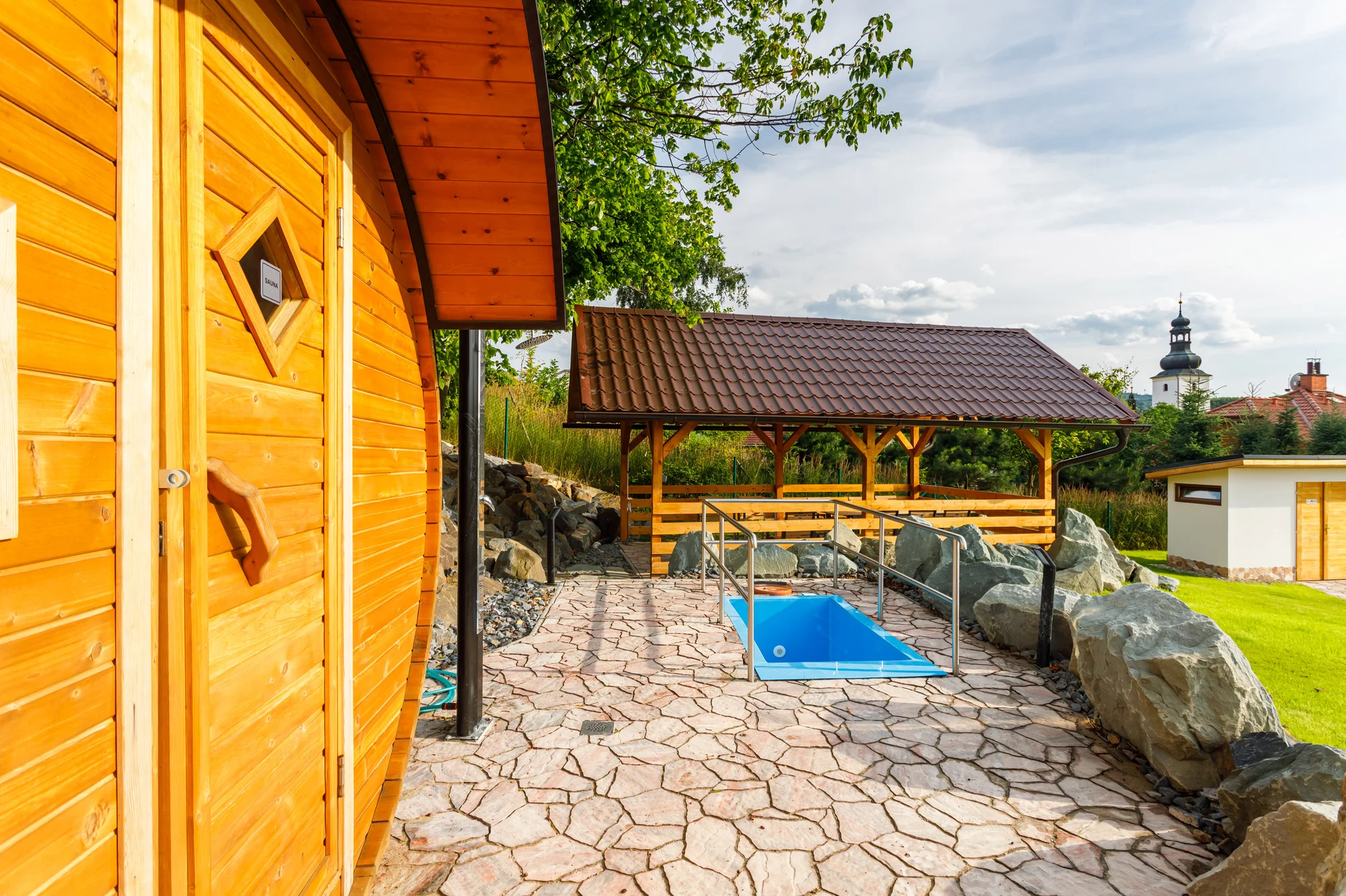 Ve všední dny za relaxací: 2 hodiny ve venkovním wellness i 3chodové menu pro 2 osoby