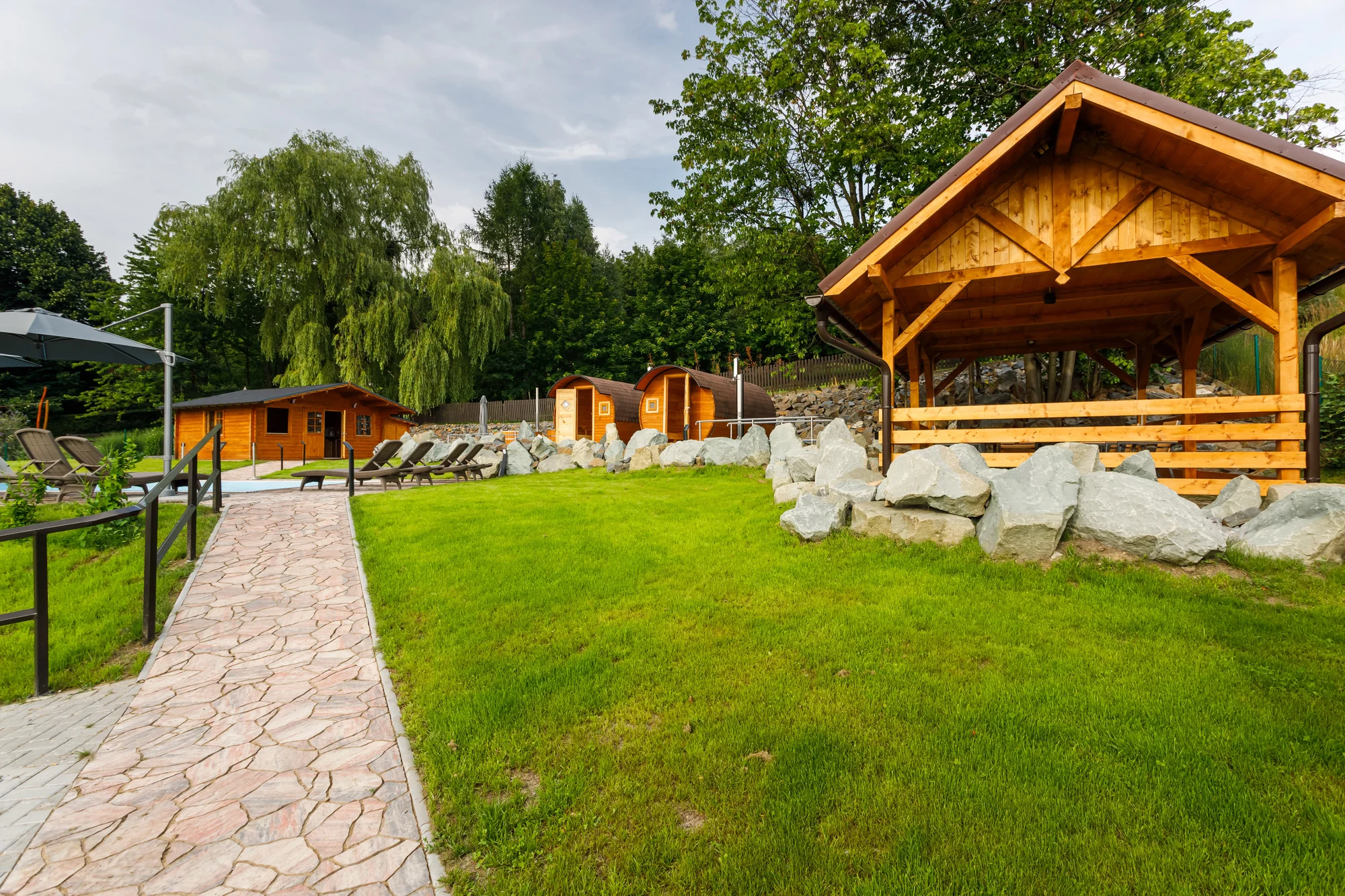 Ve všední dny za relaxací: 2 hodiny ve venkovním wellness i 3chodové menu pro 2 osoby