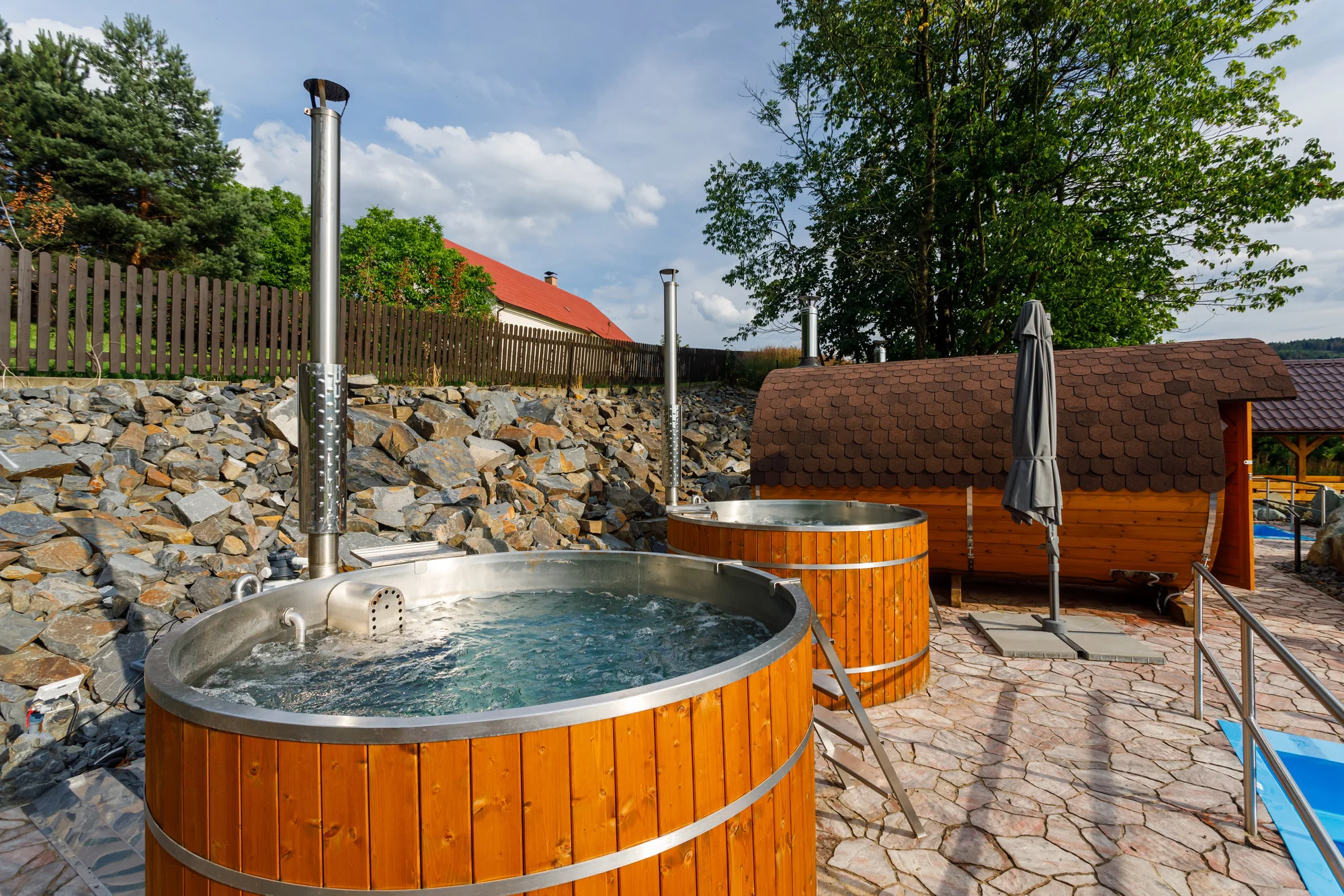 Ve všední dny za relaxací: 2 hodiny ve venkovním wellness i 3chodové menu pro 2 osoby