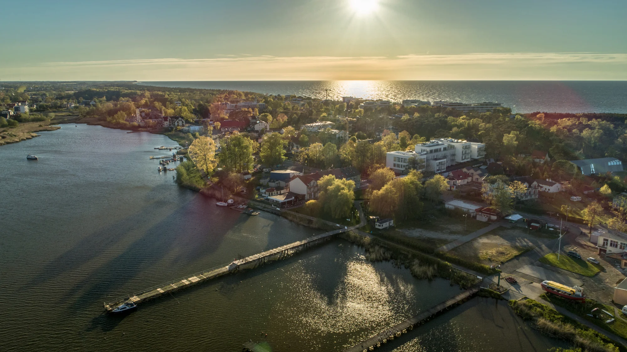 Luxusní pobyt u Baltu a jezera Jamno: hotel s wellness a střešní terasou, snídaně nebo polopenze