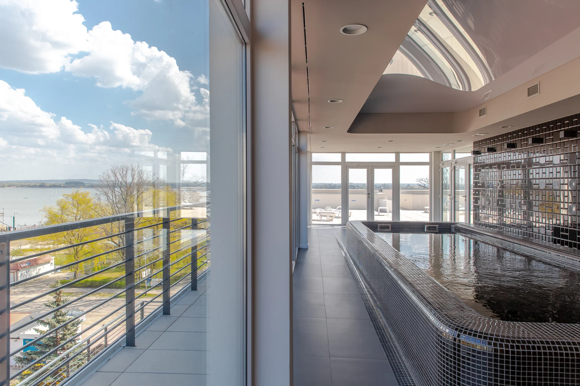 Luxusní pobyt u Baltu a jezera Jamno: hotel s wellness a střešní terasou, snídaně nebo polopenze