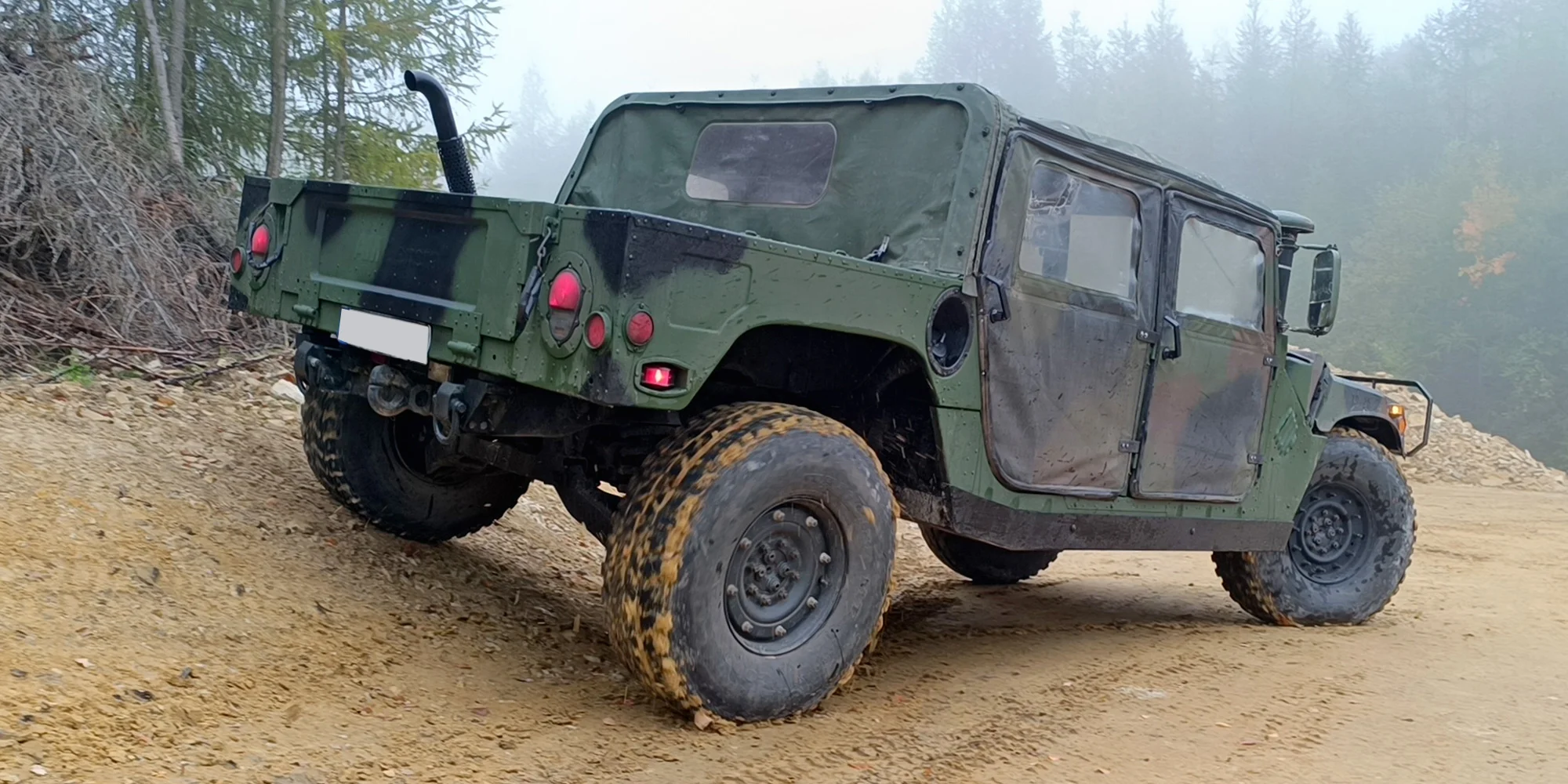 Zážitková jízda s instruktorem v armádním terénním voze Humvee: 15-60 min, možnost spolujezdce