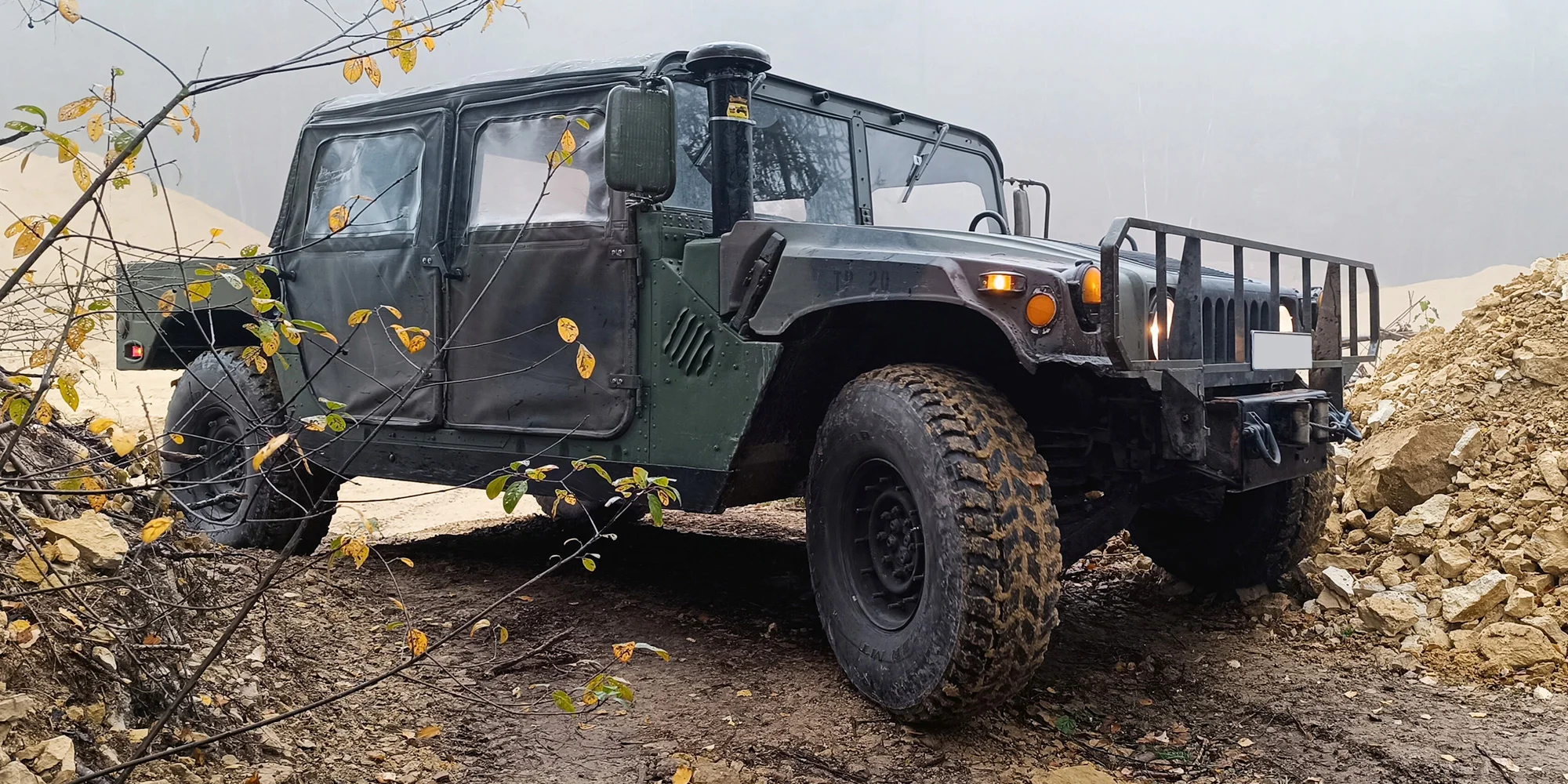 Zážitková jízda s instruktorem v armádním terénním voze Humvee: 15-60 min, možnost spolujezdce
