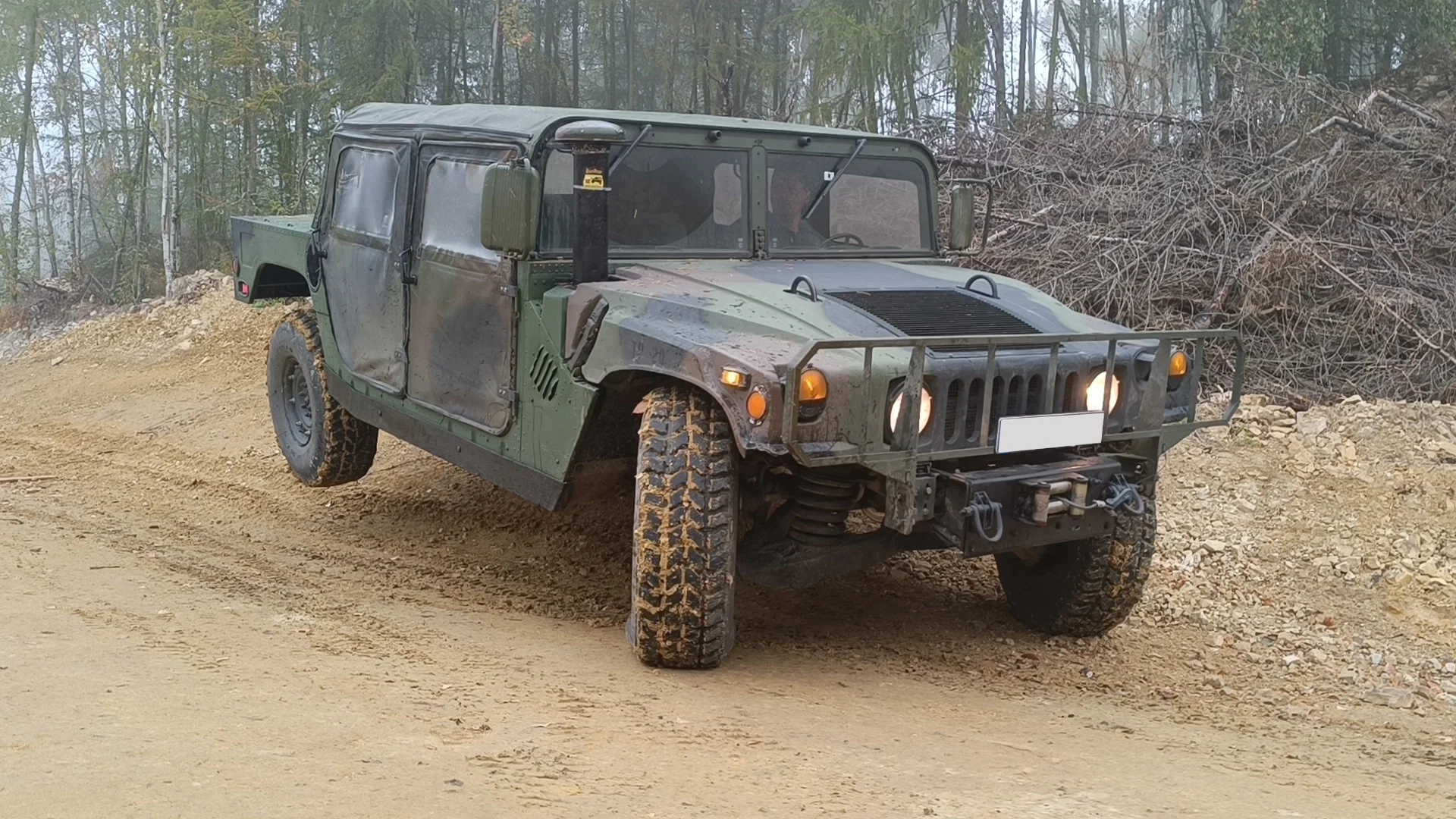 Zážitková jízda s instruktorem v armádním terénním voze Humvee: 15-60 min, možnost spolujezdce
