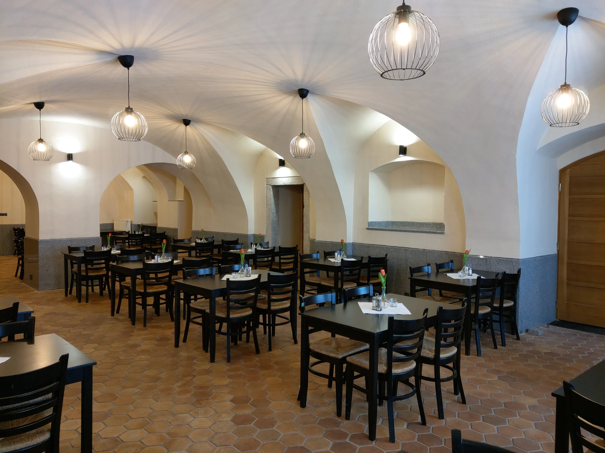 Romantika v centru Telče: hotel u zámeckého parku, polopenze i víno