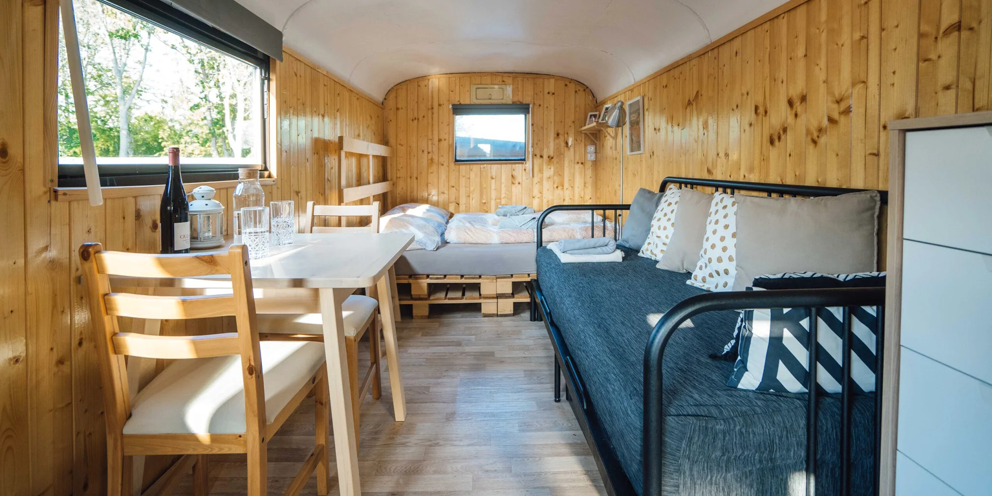 Pobyt ve vybavené maringotce s vířivkou, saunou a koupacím jezírkem