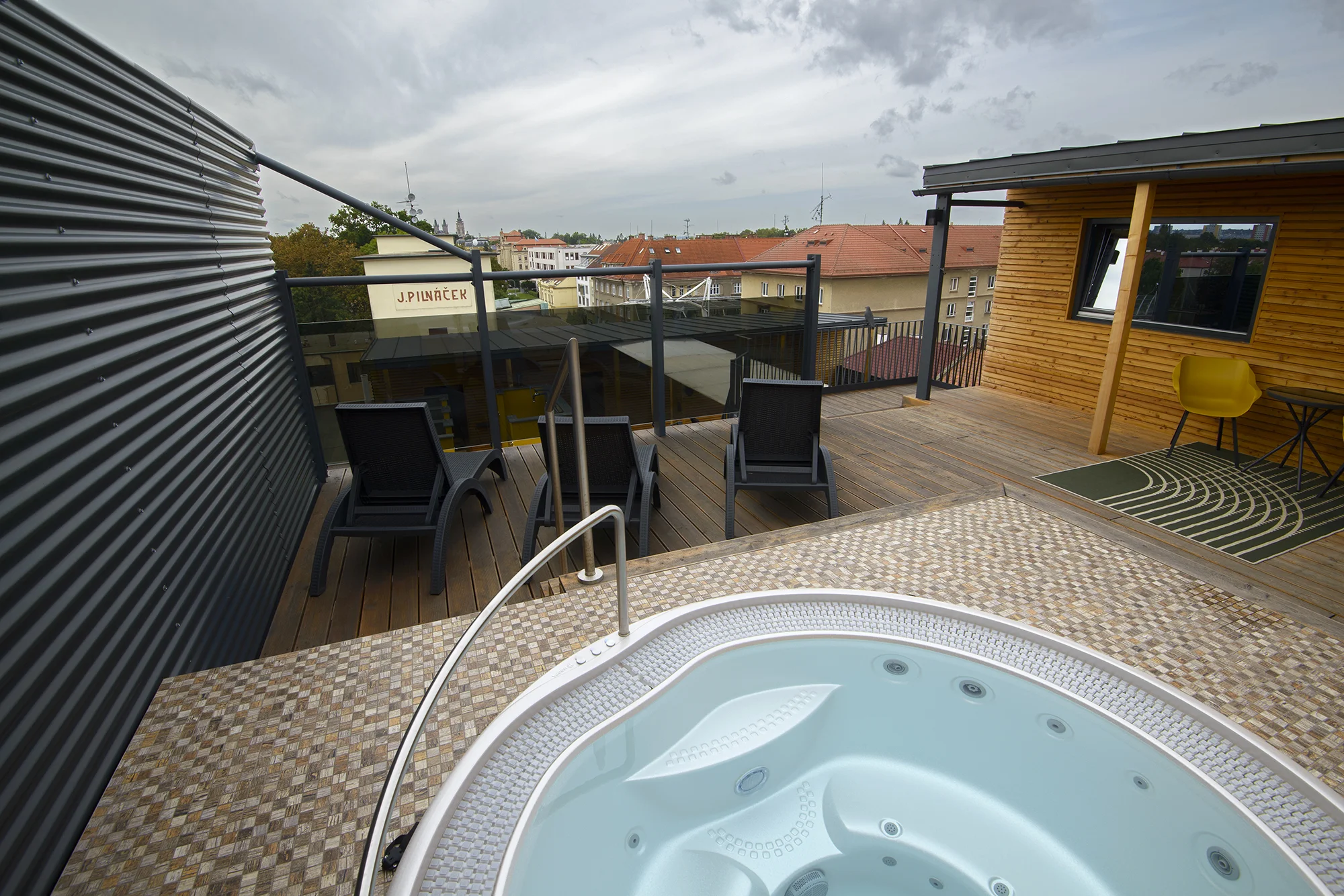 2 hodiny v privátním střešním wellness pro 2 osoby: vířivka s výhledem, sauna i lahev sektu
