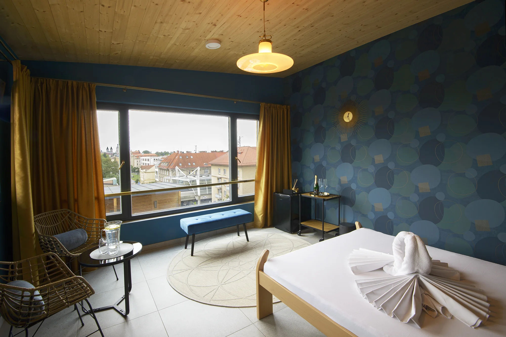 2 hodiny v privátním střešním wellness pro 2 osoby: vířivka s výhledem, sauna i lahev sektu