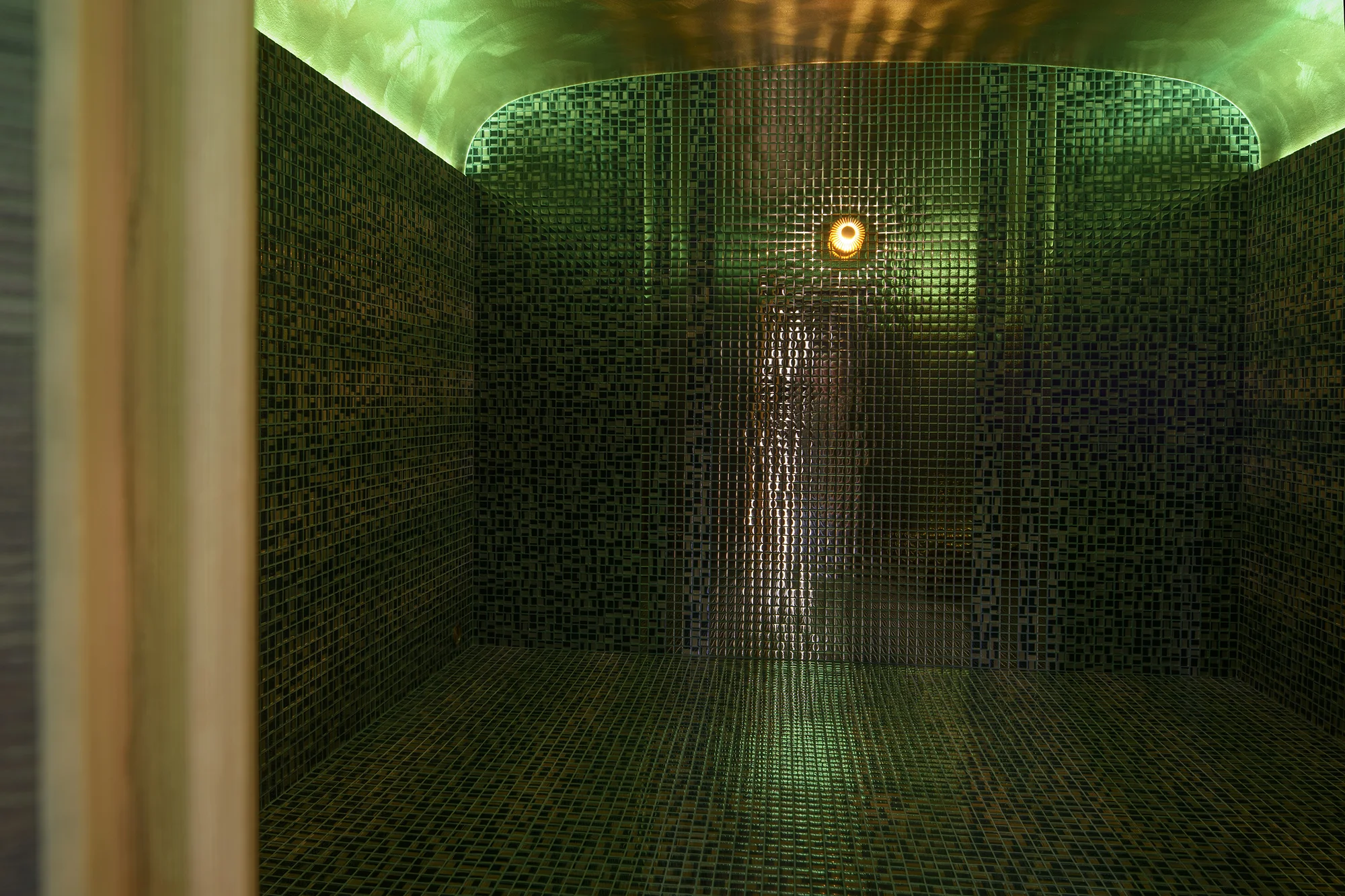 2 hodiny v privátním střešním wellness pro 2 osoby: vířivka s výhledem, sauna i lahev sektu