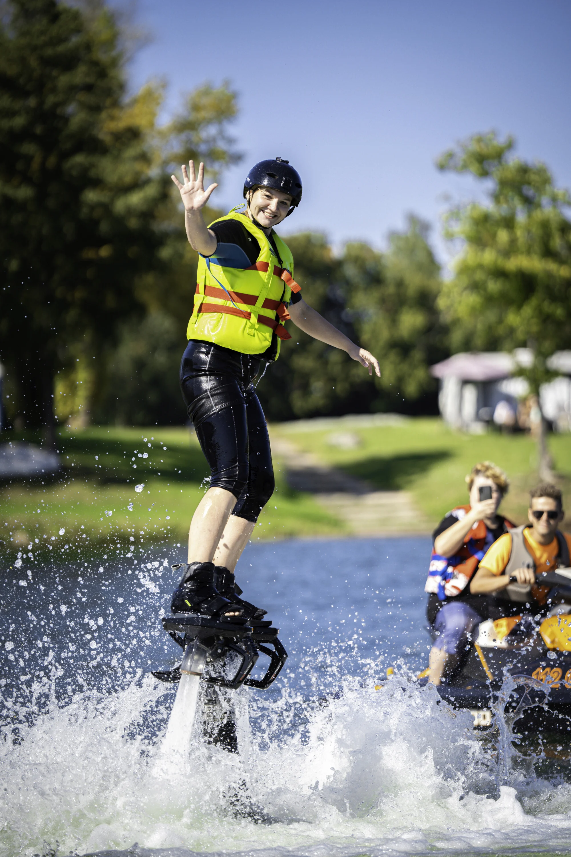 Vznášejte se nad vodou jako superhrdinové: let na flyboardu pro 1 i 2 osoby