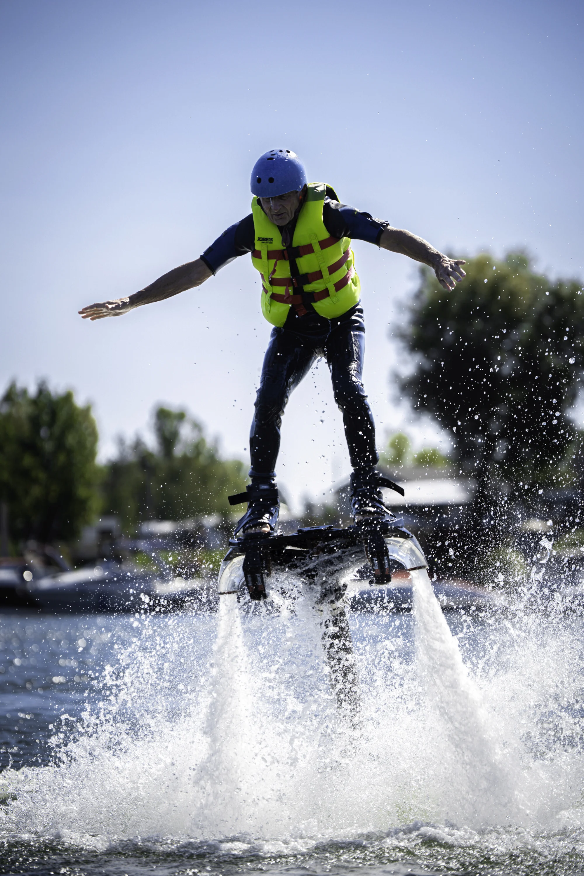 Vznášejte se nad vodou jako superhrdinové: let na flyboardu pro 1 i 2 osoby