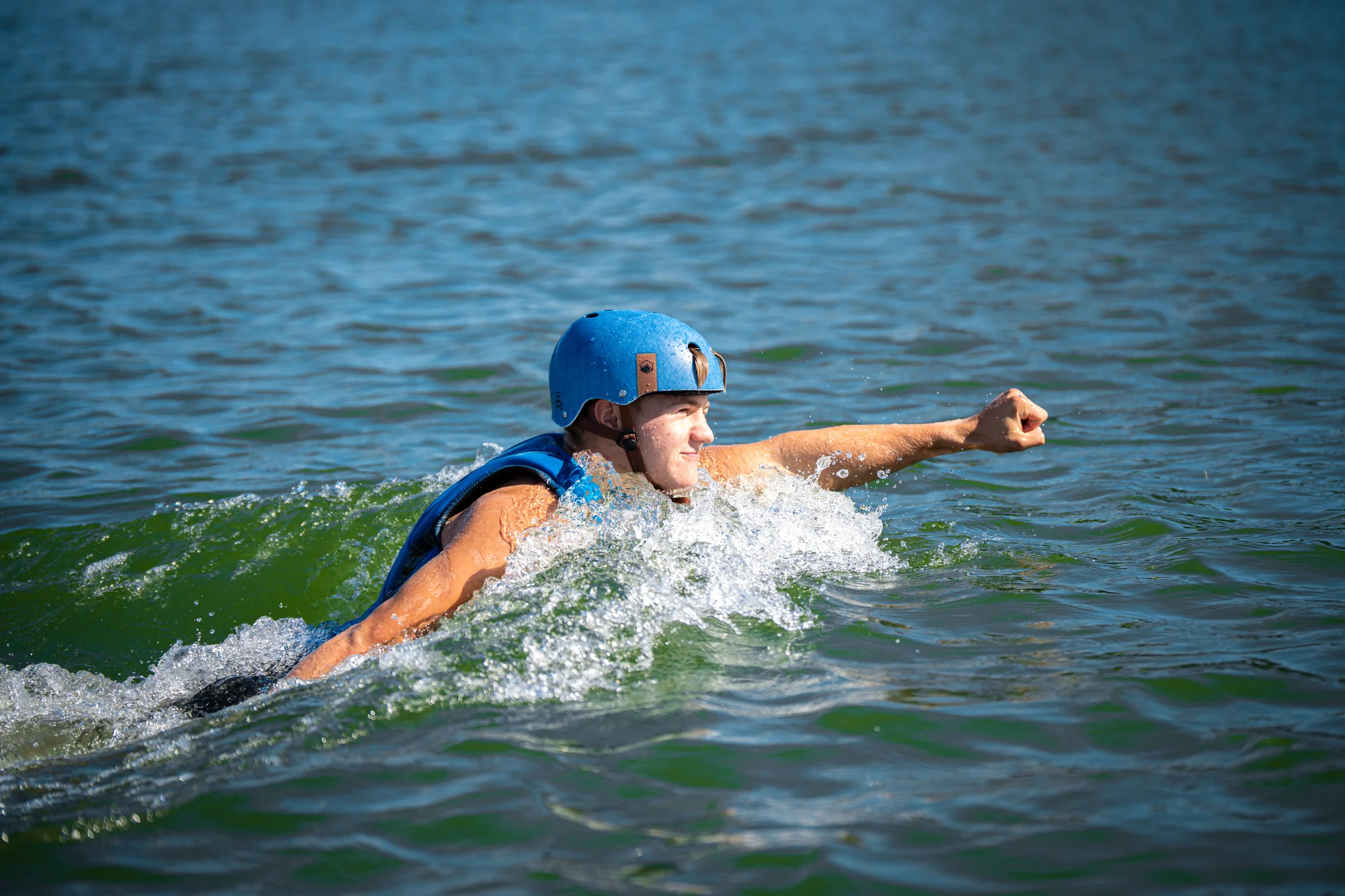 Vznášejte se nad vodou jako superhrdinové: let na flyboardu pro 1 i 2 osoby