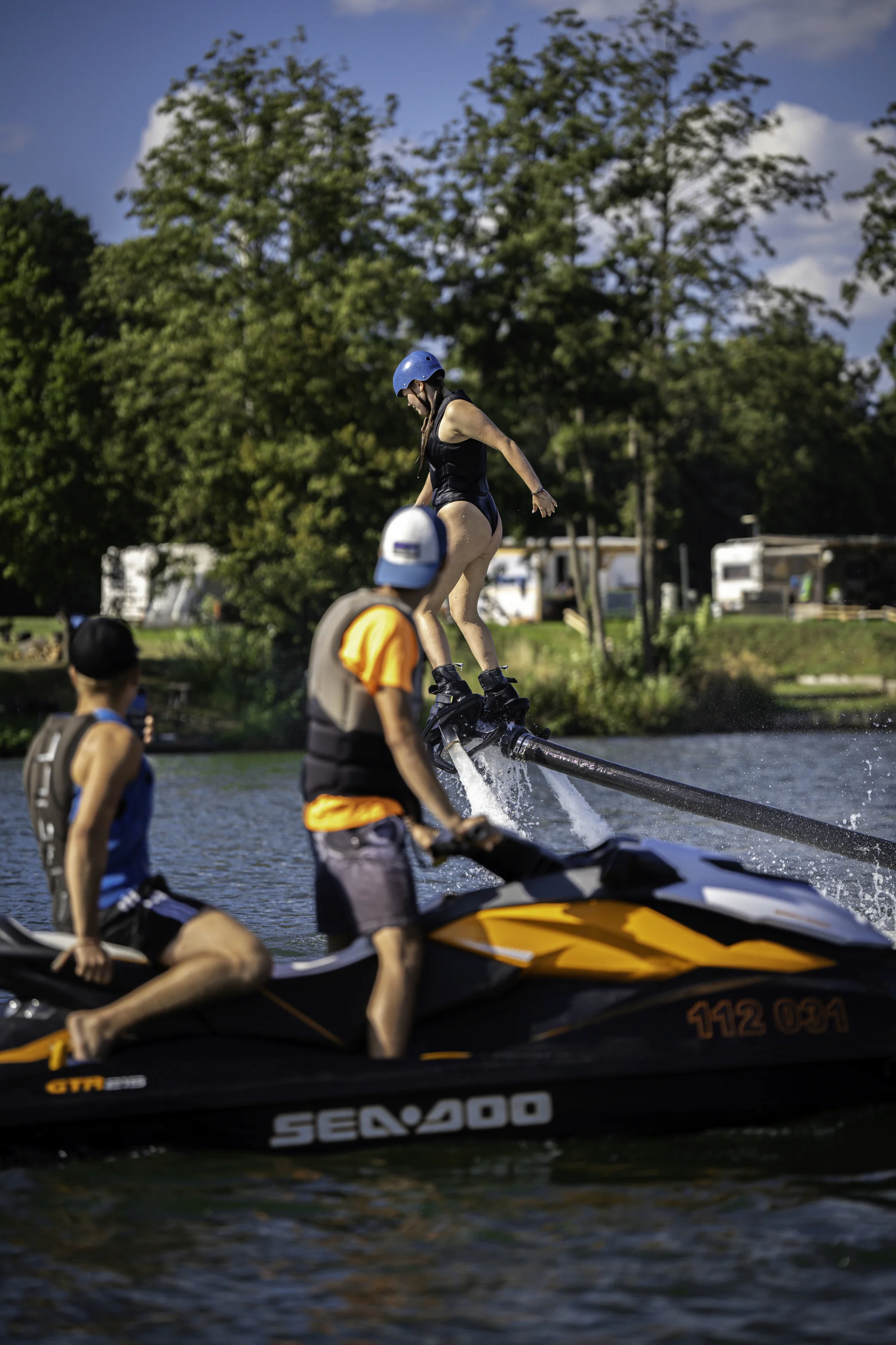 Vznášejte se nad vodou jako superhrdinové: let na flyboardu pro 1 i 2 osoby