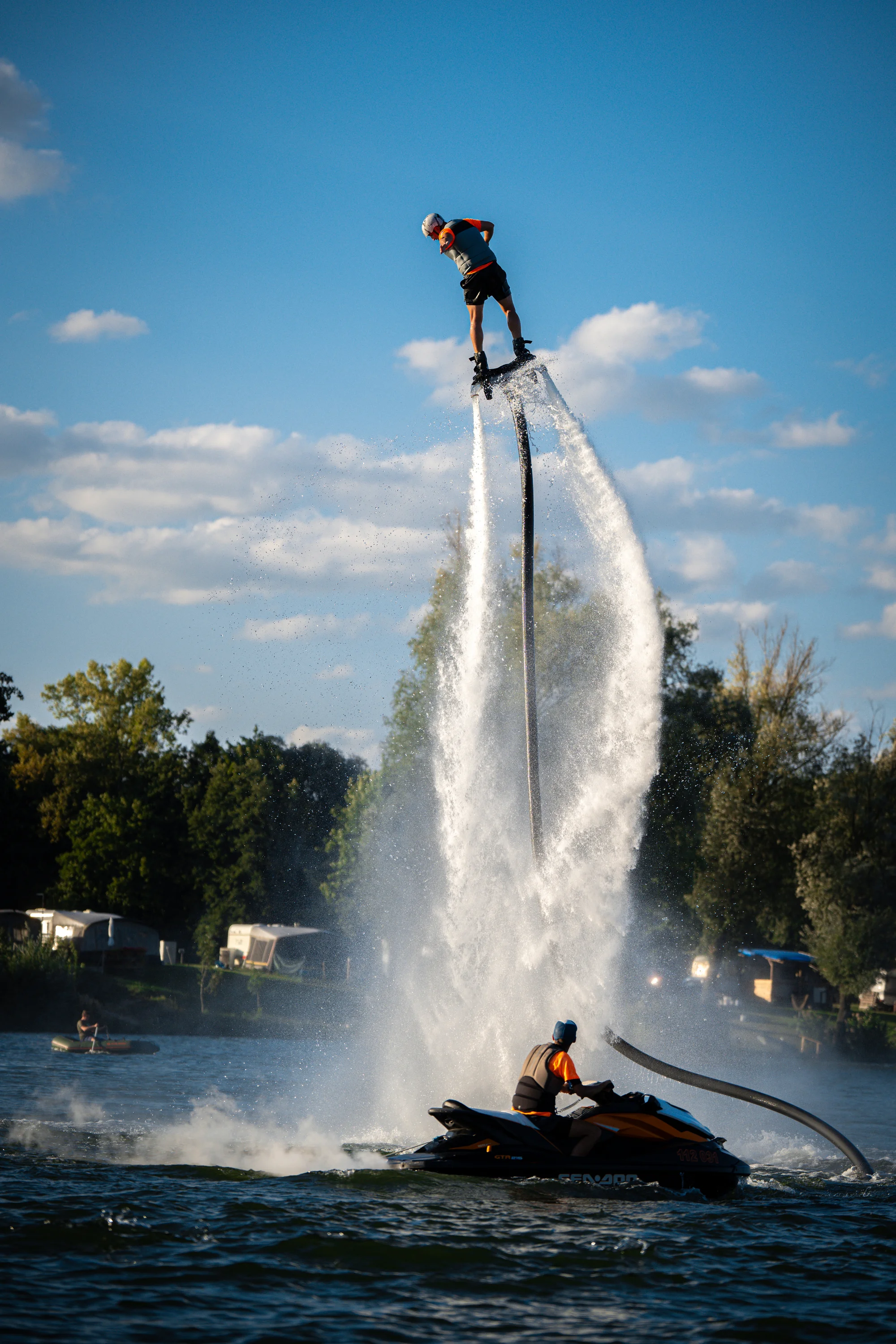 Vznášejte se nad vodou jako superhrdinové: let na flyboardu pro 1 i 2 osoby