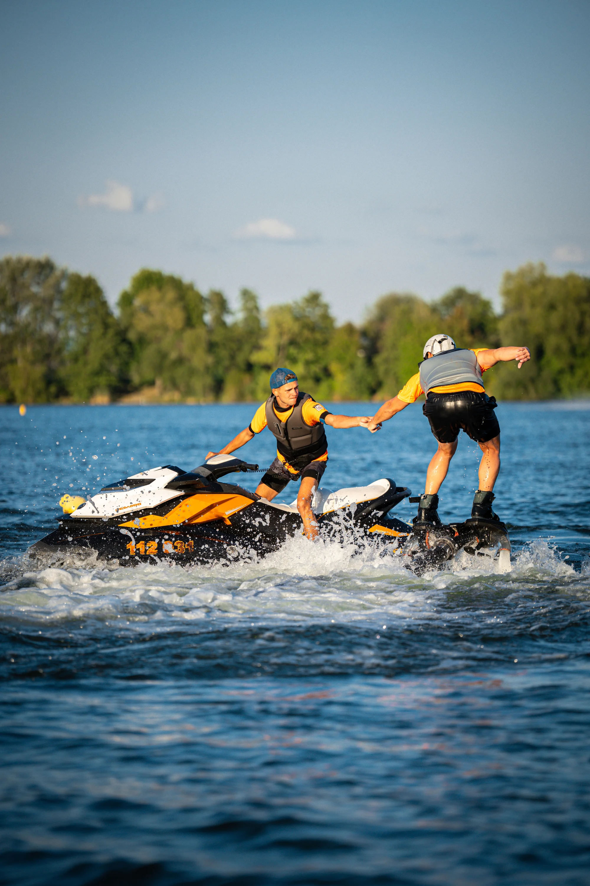 Vznášejte se nad vodou jako superhrdinové: let na flyboardu pro 1 i 2 osoby