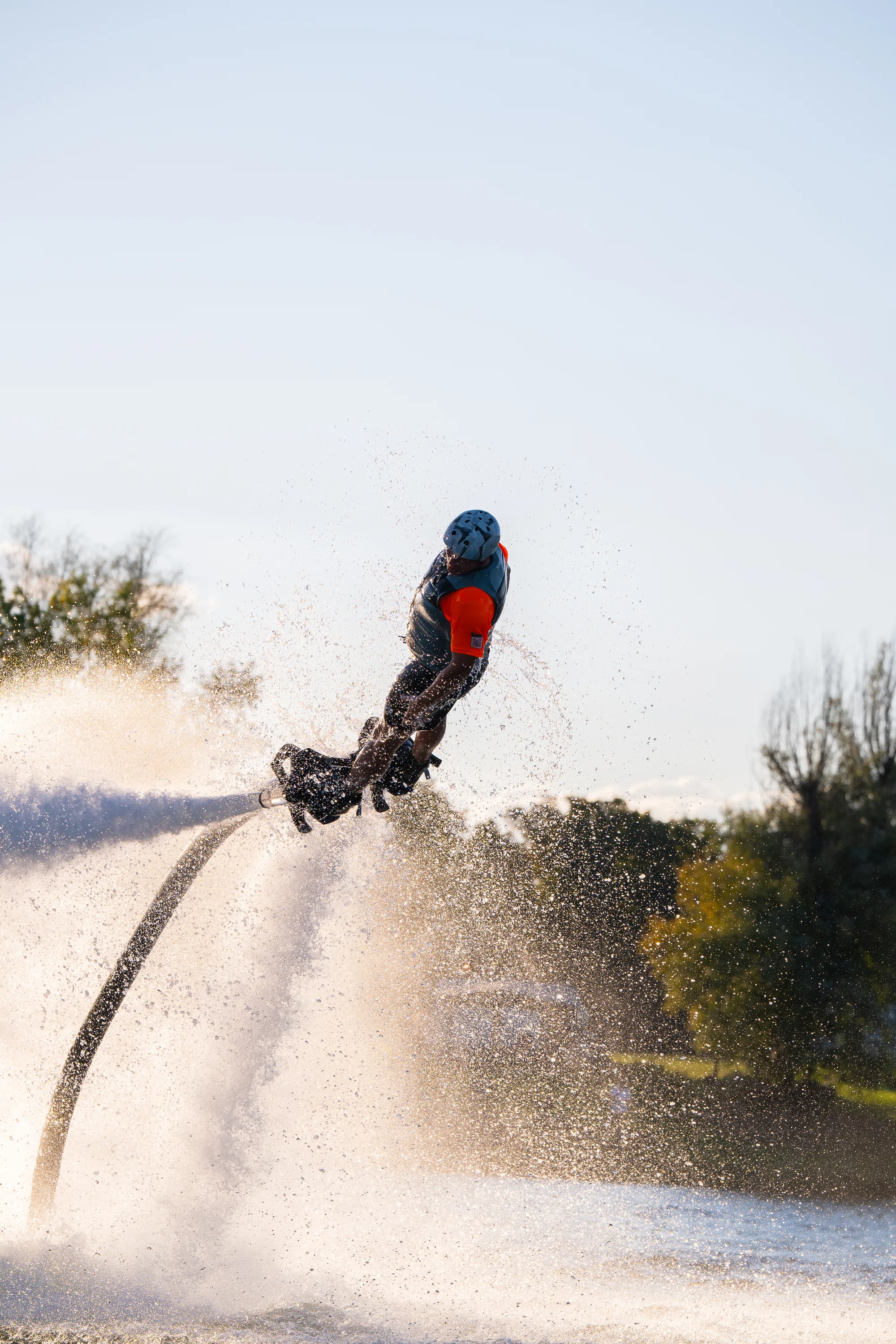 Vznášejte se nad vodou jako superhrdinové: let na flyboardu pro 1 i 2 osoby