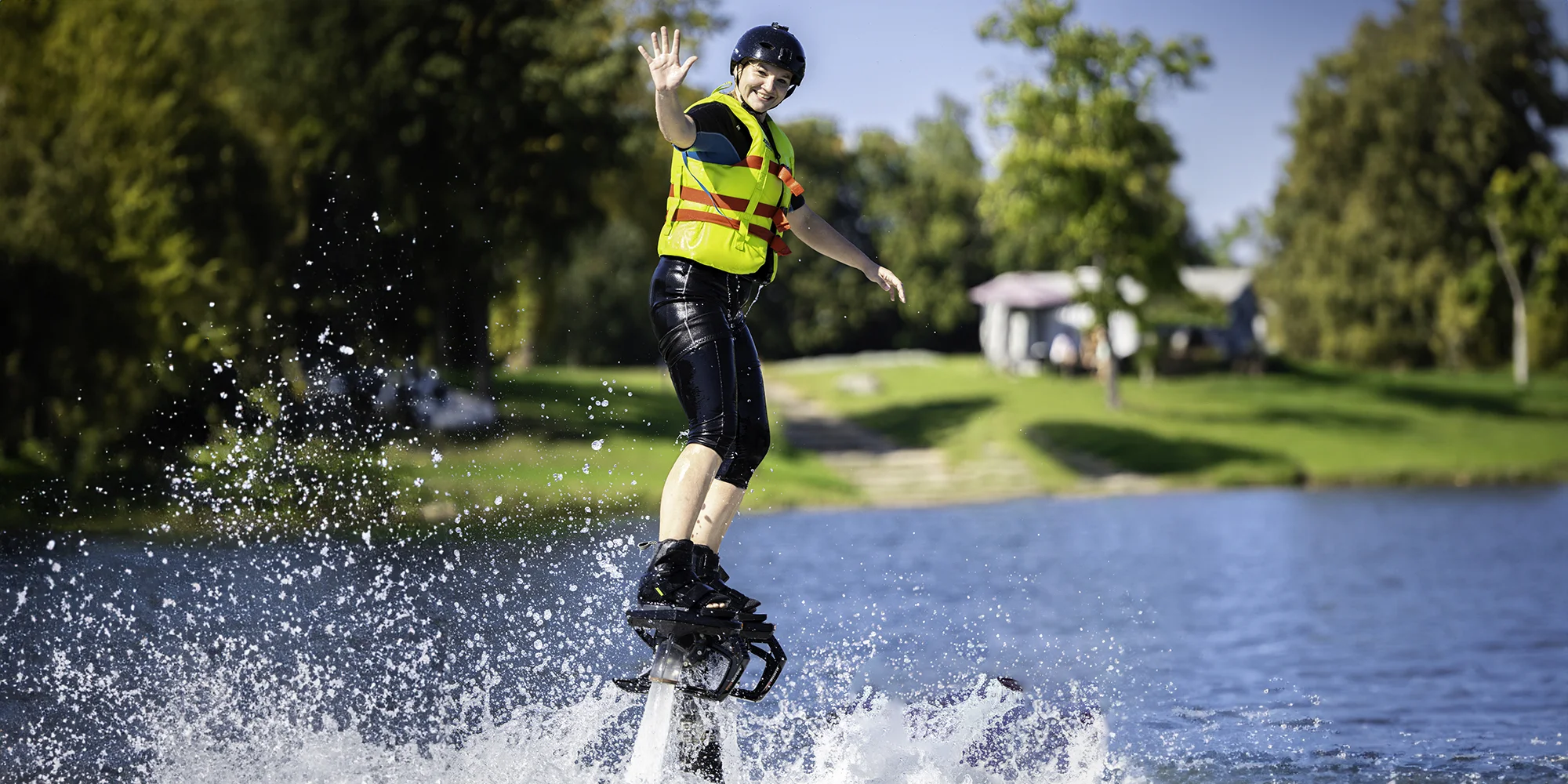Vznášejte se nad vodou jako superhrdinové: let na flyboardu pro 1 i 2 osoby