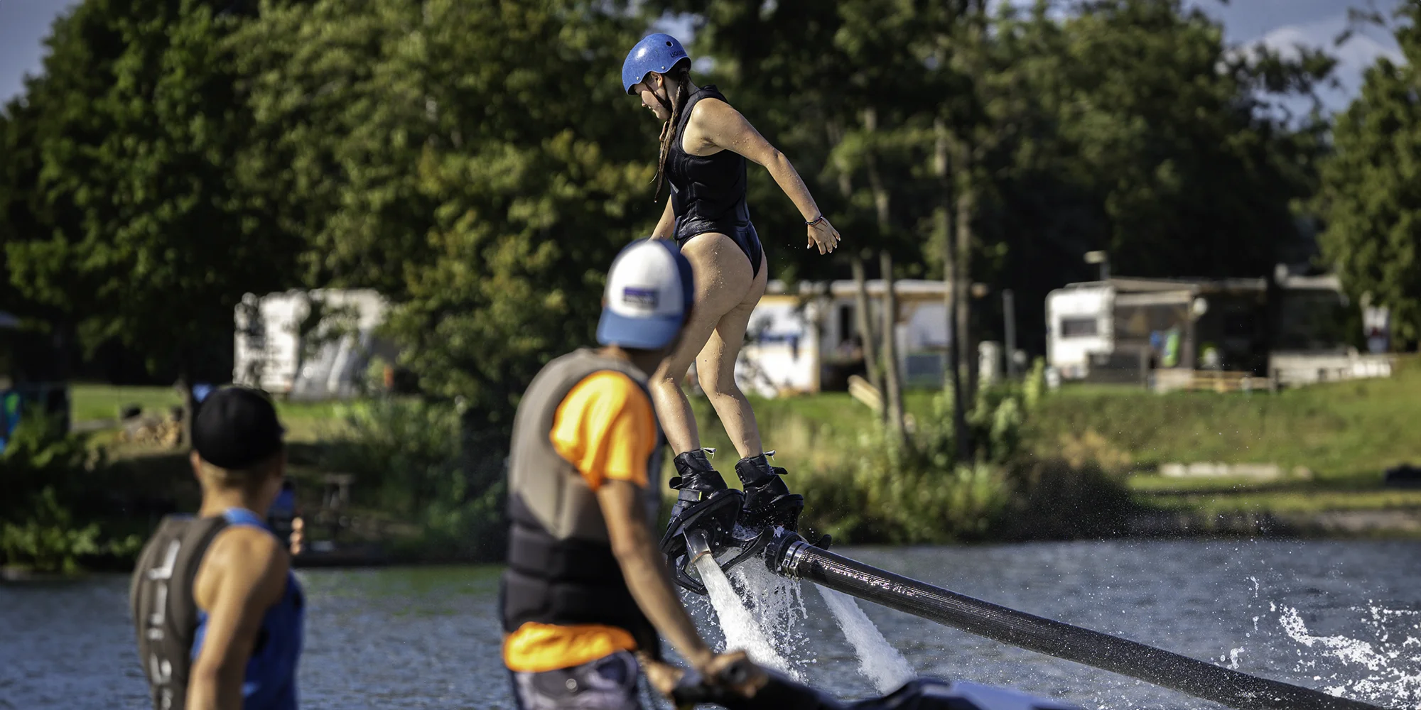 Vznášejte se nad vodou jako superhrdinové: let na flyboardu pro 1 i 2 osoby