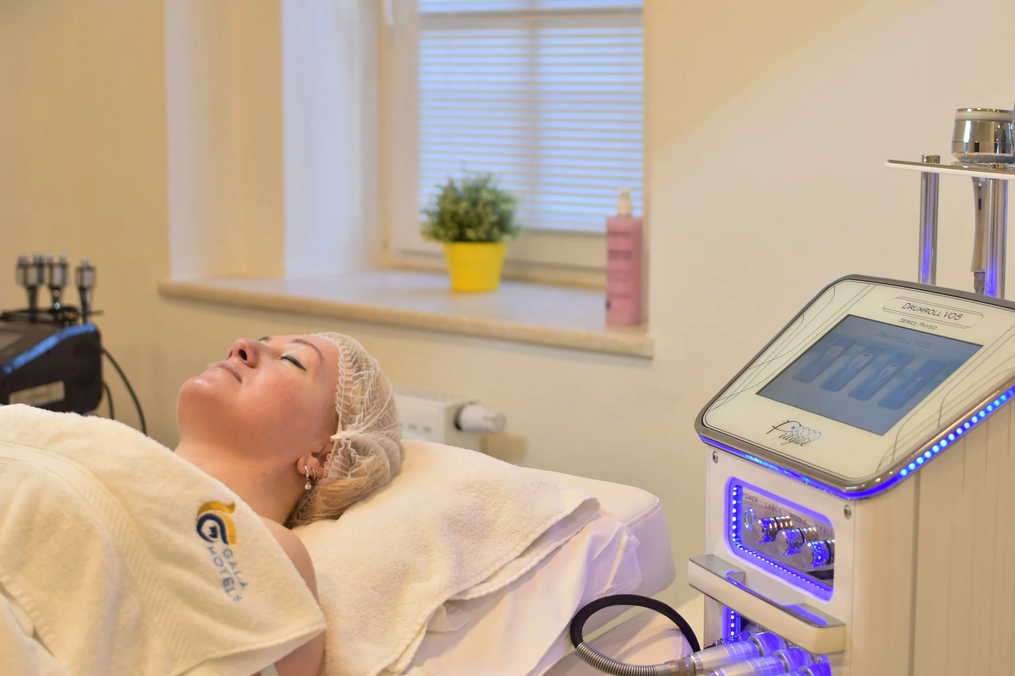 Radiofrekvenční lifting obličeje i krku: vyhlazení vrásek a zpevnění kůže
