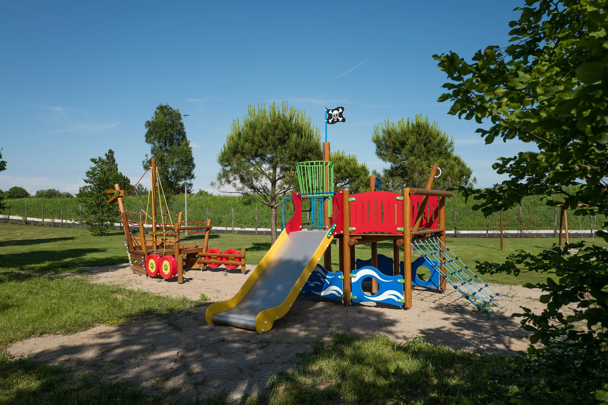 Bungalov nebo hausbót v Lignanu i s jídlem, vodním parkem, soukromou pláží a turistickou kartou