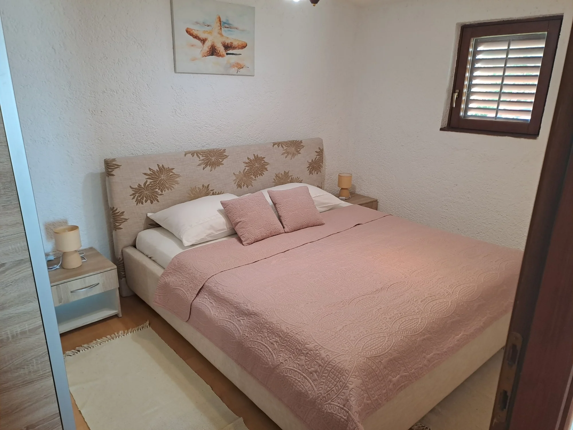 Vybavené apartmány s balkonem pro 4–5 osob v chorvatském Karlobagu