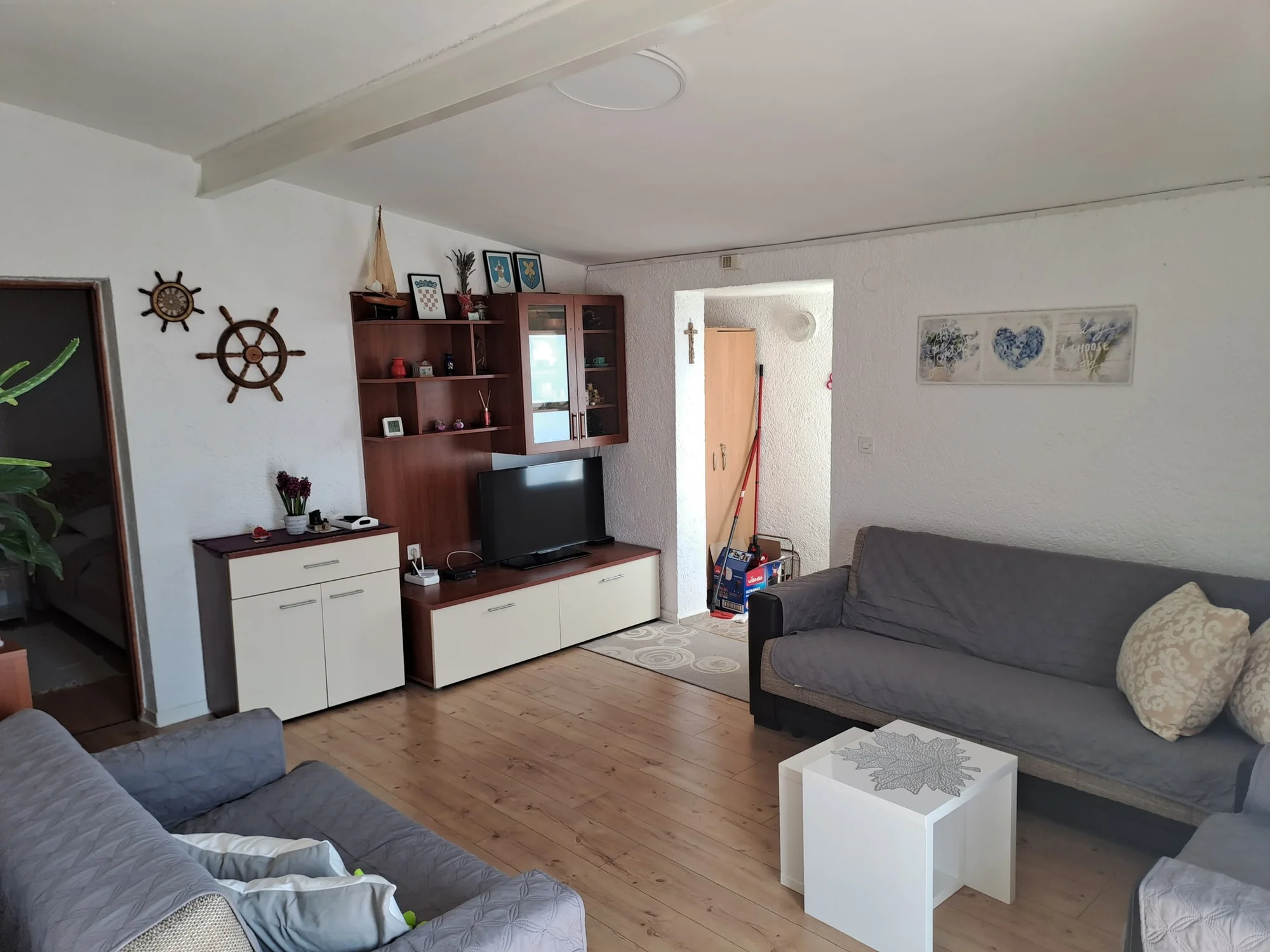Vybavené apartmány s balkonem pro 4–5 osob v chorvatském Karlobagu