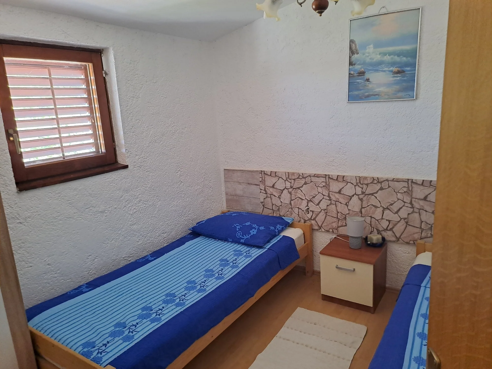 Vybavené apartmány s balkonem pro 4–5 osob v chorvatském Karlobagu