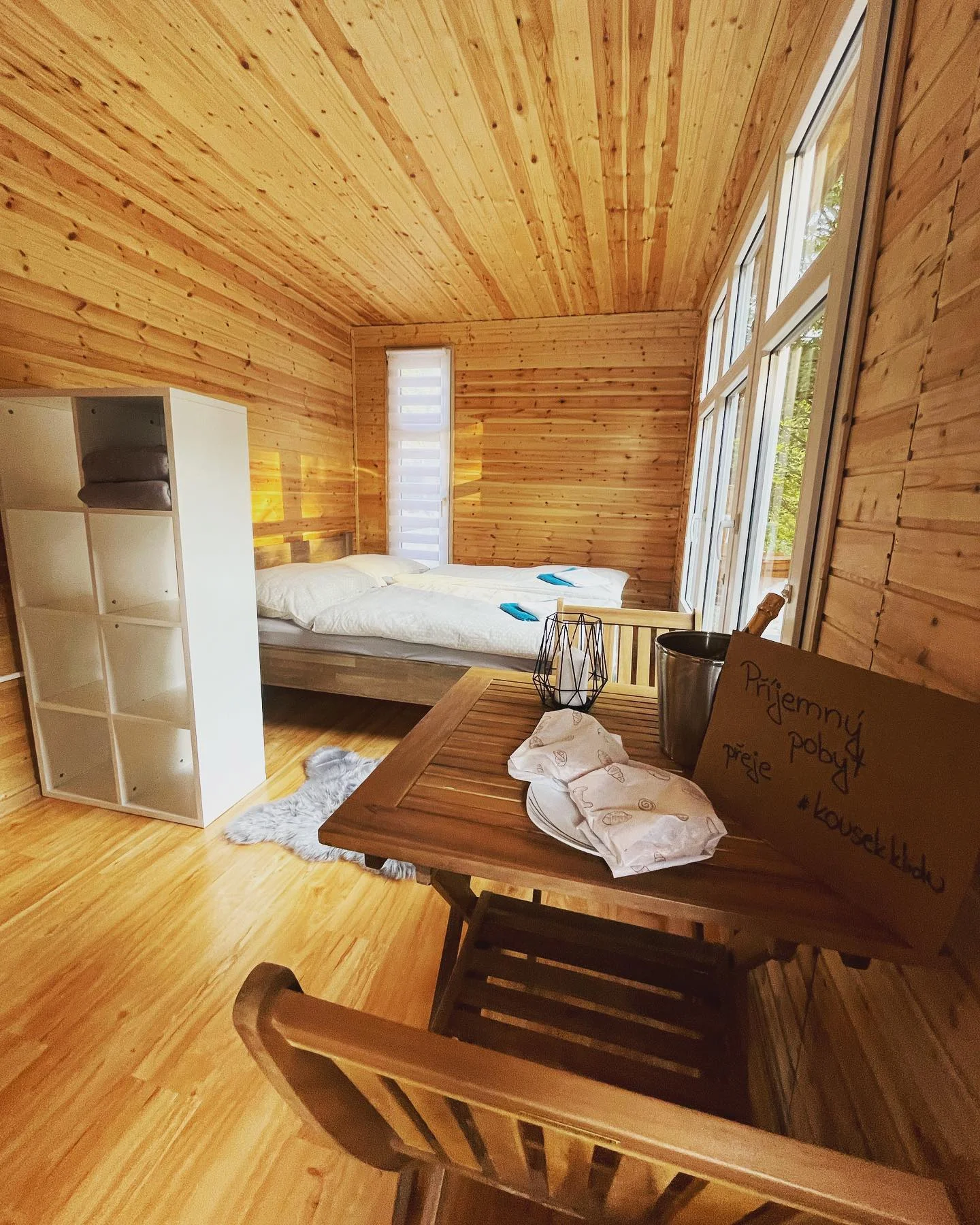 Romantika v Jizerkách: pobyt v tiny house s venkovním koupacím sudem pro 2 osoby