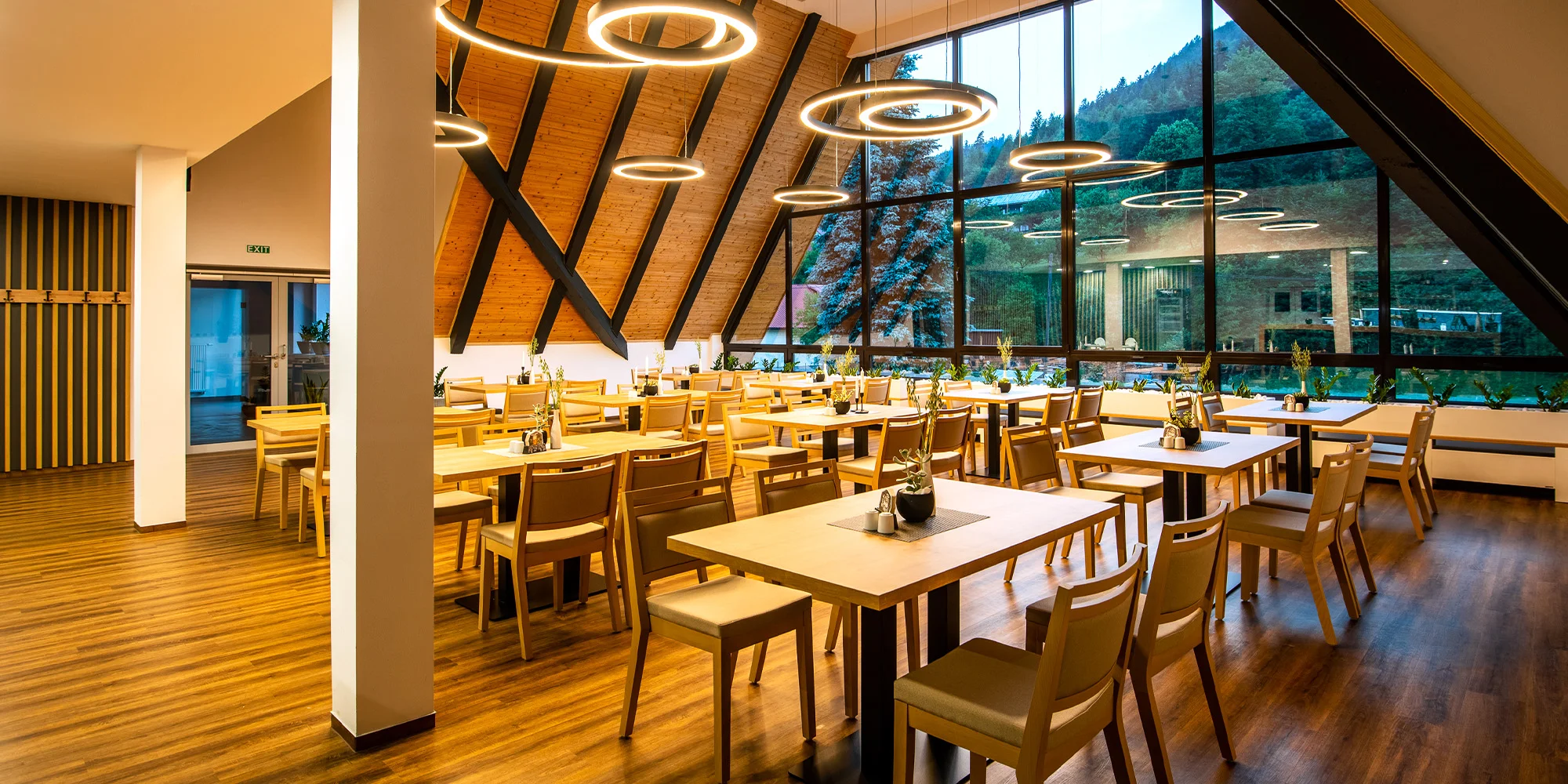 Tříchodové romantické menu pro dva v restauraci s výhledem na Čertovy skály