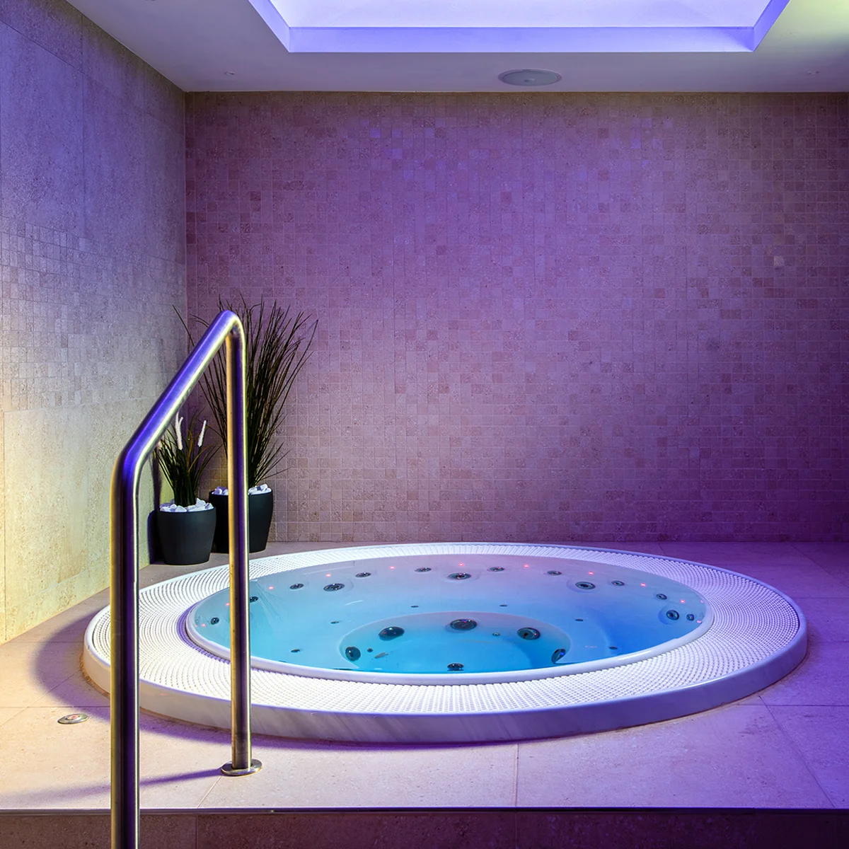 Relax ve vířivce i sauně: privátní wellness pro dva v penzionu s výhledem na Čertovy skály